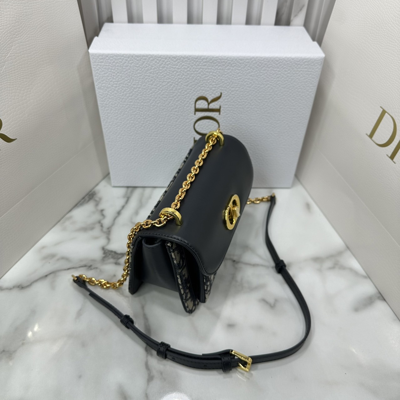 DIOR Miss Maddy Mini Bag กระเป๋าสะพายรุ่นใหม่ winter 2024 สวยหรู ดีเทลแพง รุ่นที่ใครเห็นเป็นต้องรัก ดีไซน์เรียบง่าย แต่แฝงความผู้ดี ภายในแบ่งสัดส่วนไว้ดีมาก รับรองว่าประทับใจแน่นอนจ้า