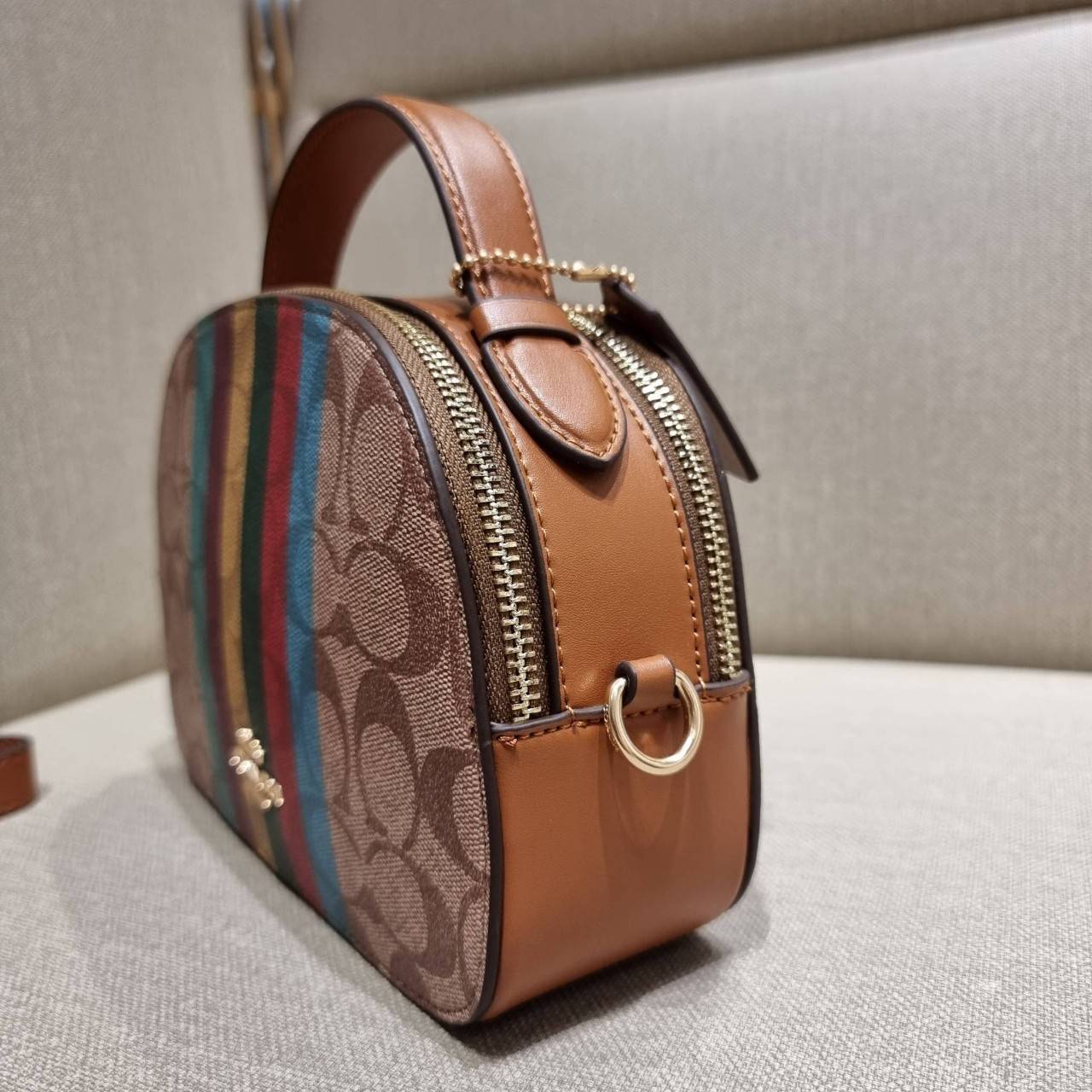 COACH C5642 SERENA SATCHEL IN SIGNATURE CANVAS WITH STRIPE ดีไซน์ stripe ที่แสนจะโดดเด่น กับคอลเลคชั่นยอดฮิต ที่ sold out ไปแล้วในหลายประเทศ!! กระเป๋าสะพายข้างทรงสวย ลุคผู้ดี วัสดุหนังแคนวาสสลับหนังแท้ เปิด-ปิดด้วยซิป 2 ช่องหลัก ภายในเป็นช่องโล่ง เก็บของไ