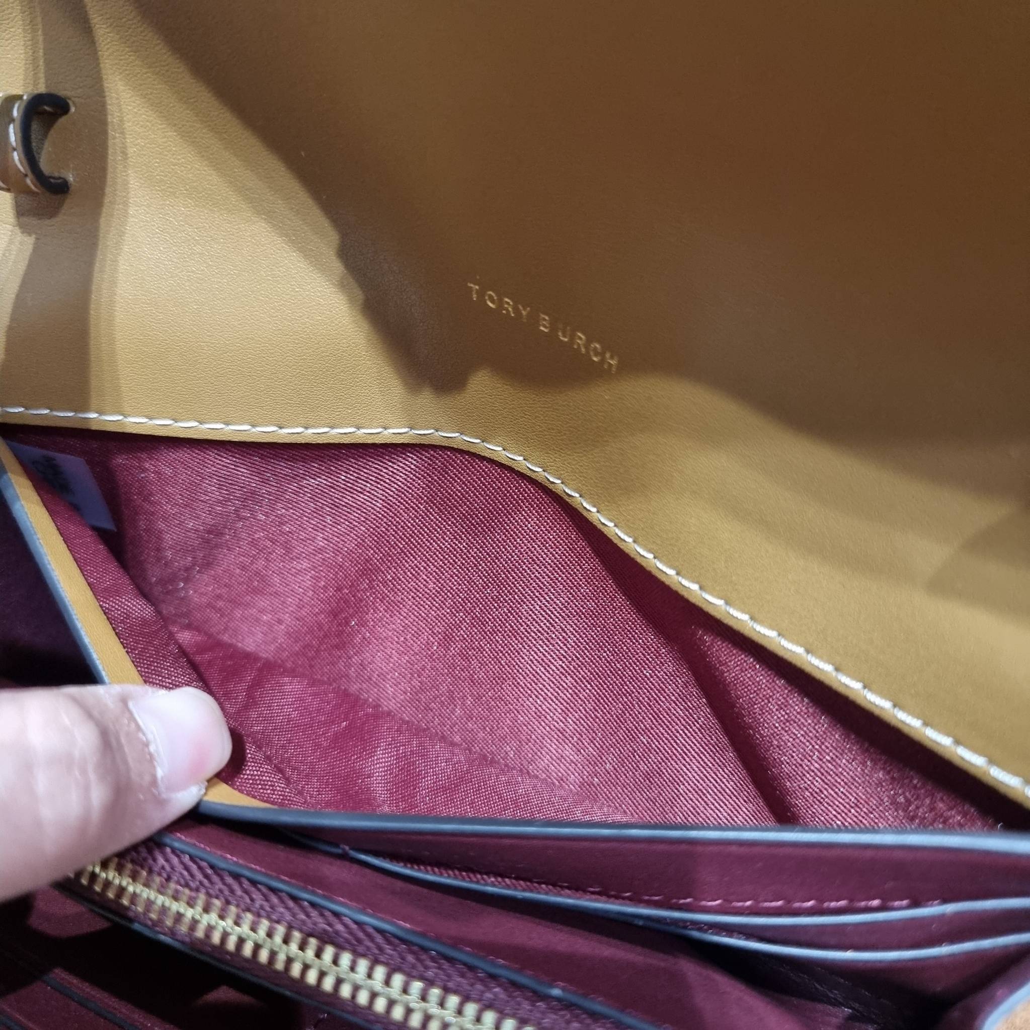 TORY BURCH T MONOGRAM JACQUARD CROSSBODY WALLET best seller ของคอลเลคชั่นนี้ ต้องไม่พลาด กับกระเป๋าสะพายกึ่งกระเป๋าสตางค์ ที่ช่วยให้ชีวิตง่ายขึ้น วัสดุผ้า jacquard ตัดสลับหนังแท้ เปิด-ปิดแบบฝาปิดแม่เหล็ก ภายในใส่ธนบัตรได้ มีช่องใส่บัตร และยังมีช่องซิปอีกด