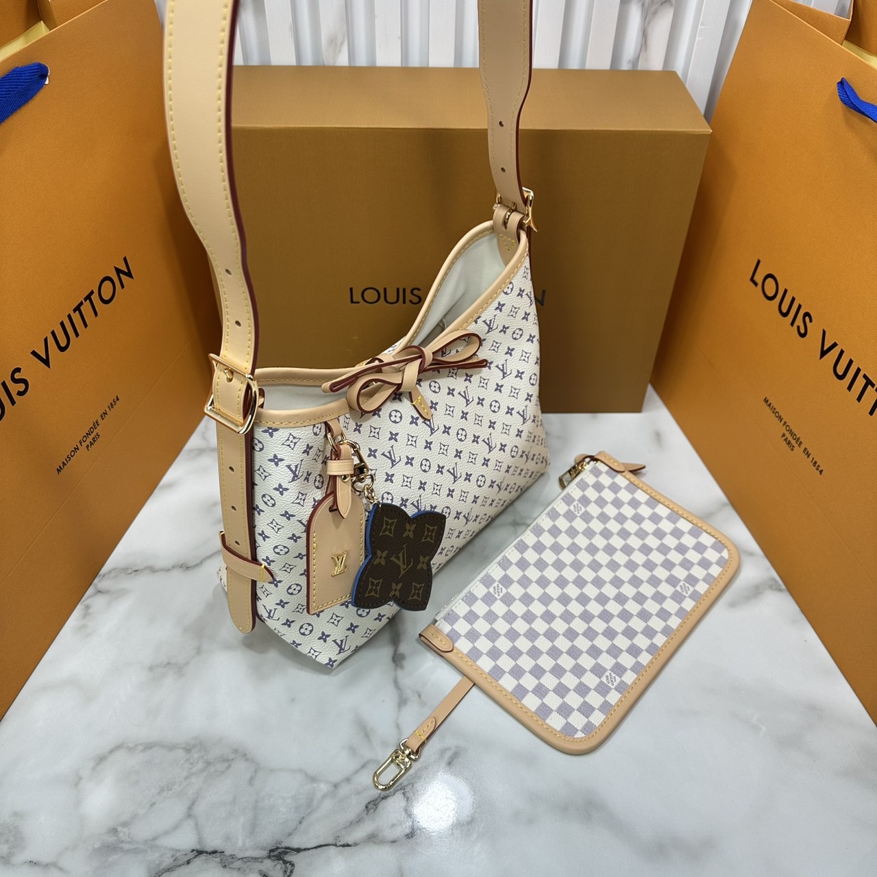 ORI หนังแท้ | LV CarryAll PM bag กระเป๋าสะพายทรงโท้ทแครี่ออล Monogram แคนวาสแต่งขอบหนังผสานเสน่ห์สวยงามเข้ากับดีไซน์ที่รับกับสรีระให้คุณพกพาไปได้ทุกที่ ด้านในออกแบบมาอย่างชาญฉลาด มาพร้อมใบเล็กเข้าเซ็ท