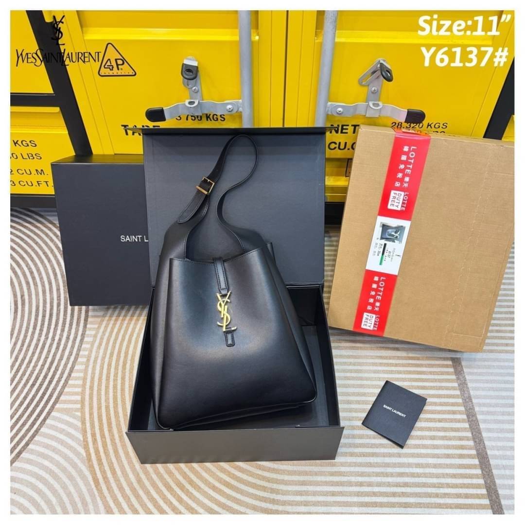 YSL Le 5 à 7 supple leather hobo bag รุ่นยอดฮิต ที่ใครๆก็ต้องมีครอบครอง กับกระเป๋าสะพายทรงโฮโบ หนังเรียบสวยมาก ขนาด 11" จุของได้สบายๆ สวยฟาดมากๆ ดาเมจคือร้อนฉ่าสุดๆ! ดีไซน์สุดคลาสสิค