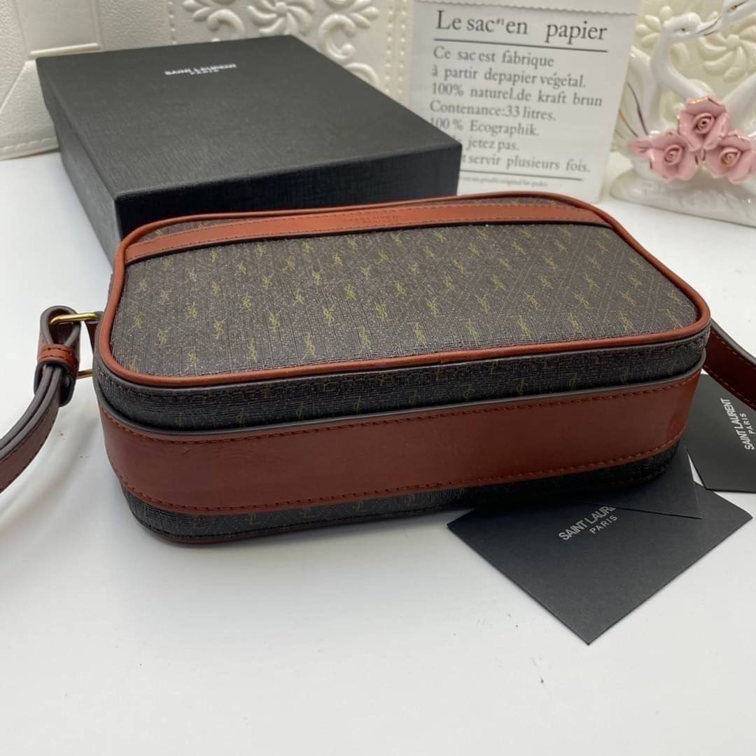 ORI SAINT LAURENT Leather-Trimmed Monogrammed Coated-Canvas Messenger Bag / YSL Messenger Bag เกรดออริจินอล หนังแท้ ใช้งานต่างประเทศได้ ภาพถ่ายจากงานขายจริง กระเป๋าสะพายสไตล์วินเทจ งานหนังแท้สวย โทนสีผู้ดีมากค่ะ ภายในโล่งจะสะพายไหล่ CROSSBODY ก็ดูดี สินค้