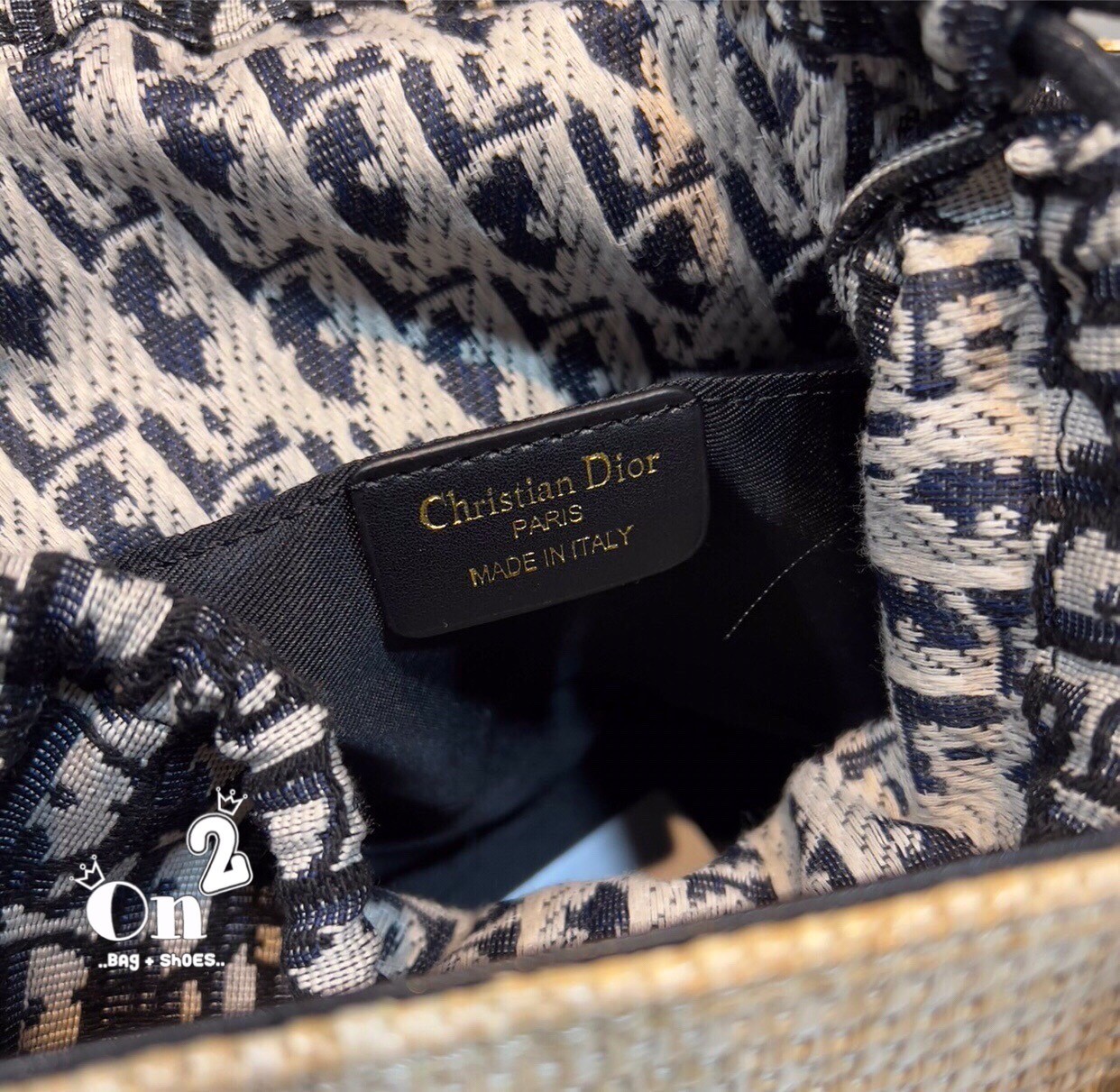 Lady Dior limited edition Bag DIOR WOMEN MEDIUM LADY D-LITE BAG กระเป๋า Lady D-Lite ผสมผสานความสง่างามและคลาสสิก