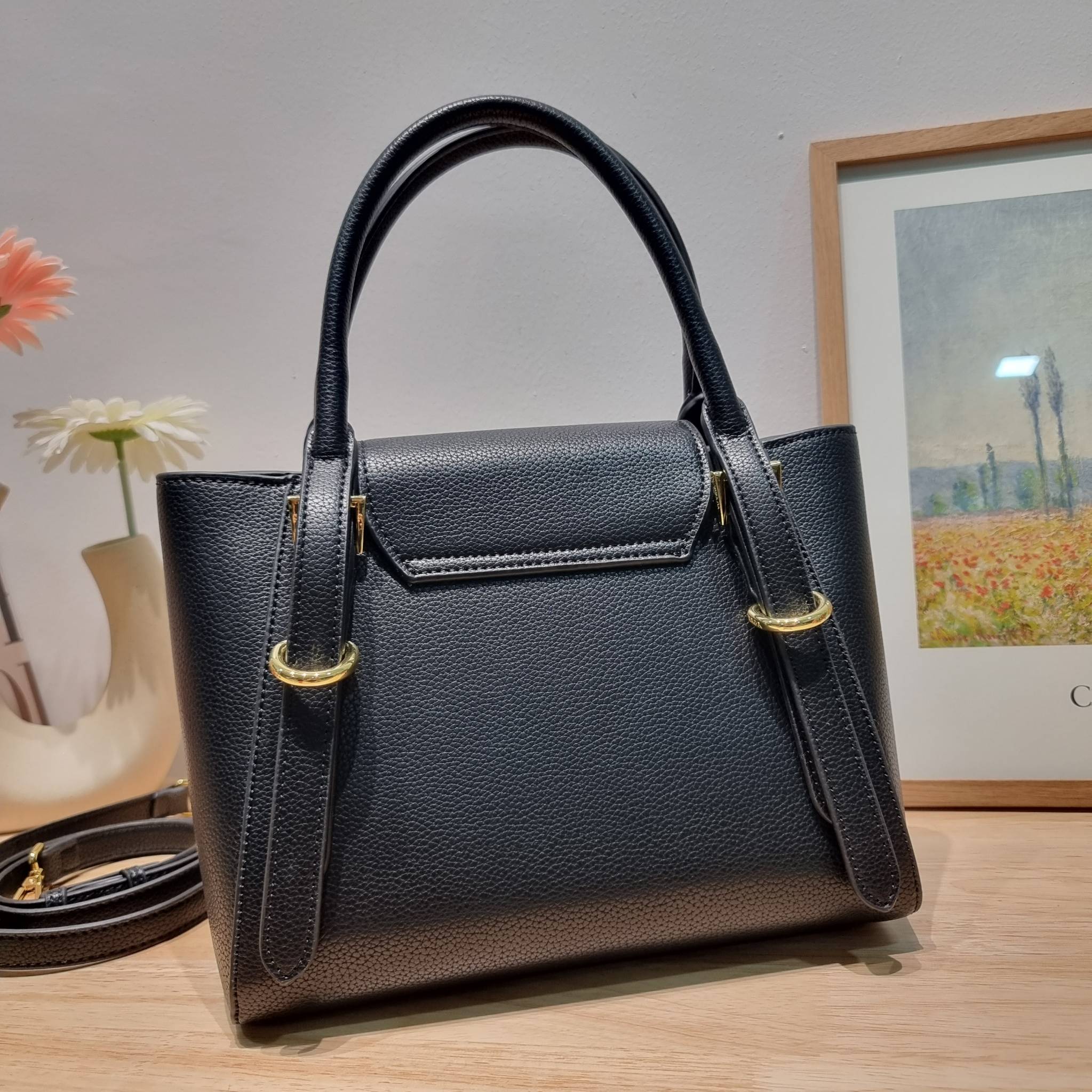 PRADA Saffiano leather bag / Prada leather bag กระเป๋าถือ/สะพายล่าสุด ที่ดีไซน์เรียบหรู สวยคมชัด เต็มไปด้วยดีเทลน่าใช้ สายคล้องไหล่ที่สามารถถอดออกได้