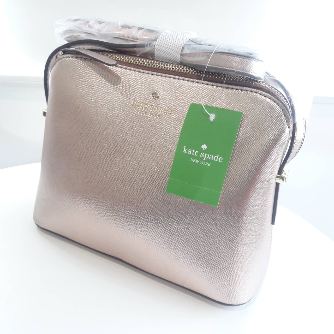 KATE SPADE CEDAR STREET MANDY แบรนด์ดังจากอเมริกาสุดฮิตของวัยรุ่น กระเป๋าสะพาย หนัง saffiano ขนาดน่ารักกำลังดี เปิดปิดด้วยซิปเดียวด้านบน ภายในมีช่องเล็ก1ช่อง ใส่มินิไอแพคได้ ความยาวสาย 117cm ปรับได้ถึง5ระดับ รุ่นฮิตอีกรุ่นที่ไม่ควรพลาดเลยคร้า