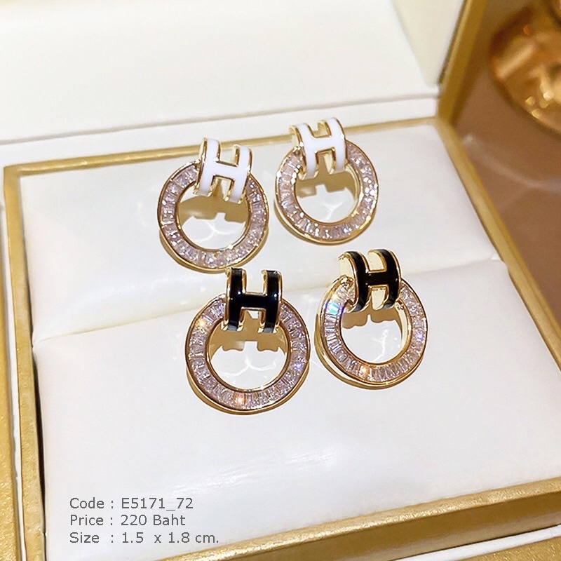 ต่างหูวงกลมสีทองฝังเพชรcz แต่งตัวอักษร H สีดำ