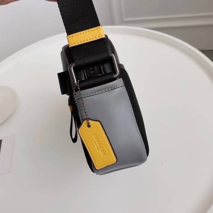 COACH EDGE CROSSBODY IN SIGNATURE CANVAS กระเป๋าสะพายครอสบอดี้ร์ วัสดุหนังแท้ หนังนิ่มอย่างดีค่ะ ด้านหน้ามีช่องซิปซ่อนให้หนึ่งช่อง เปิดปิดช่องหลักแบบซิปคู่ภายในกว้าง ใส่ของได้จุเลยนะคะ มีช่องซิปและช่องเล็กให้อีก2ช่อง;ด้านหลังกระเป๋าเป็นช่องโล่งใส่ของอีกช่