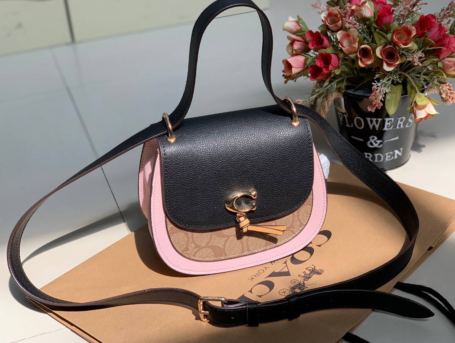 OUTLET 】COACH REMI SADDLE BAG IN COLORBLOCK ((1330)) รุ่นแนะนำ คลาสสิคน่าใช้มากๆ วัยใสๆใช้ดีค่ะ 😘 พร้อมส่งที่ไทยอีกครั้ง! กระเป๋าสะพายข้าง//ครอสบอดี้ร์//หรือทบเป็นสายคู่สะพายไหล่ได้ค่ะ แล้วแต่ชอบเลยค่ะ! วัสดุหนังแท้ ลายหนังสวยมากๆค่ะรุ่นนี้ หลงรัก