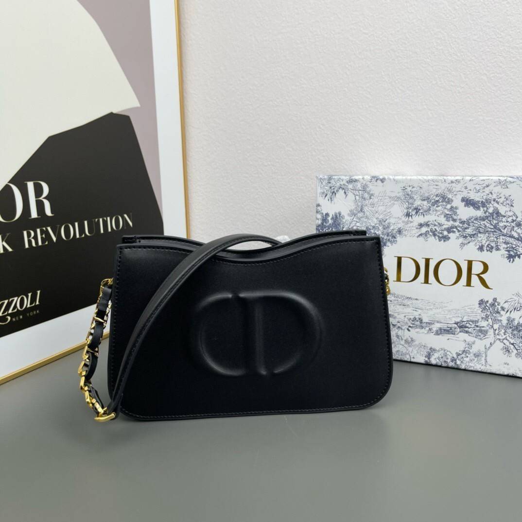 CD SIGNATURE HOBO MINI BAG leather Black / Dior Bag พร้อมส่ง กระเป๋าสะพายทรงโฮโบ รุ่นใหม่ล่าสุด Winter 2023 สวยหรูหราเป็นเอกลักษณ์แบรนด์ **สินค้าเกรดออริจินอล 1:1 สลับแท้