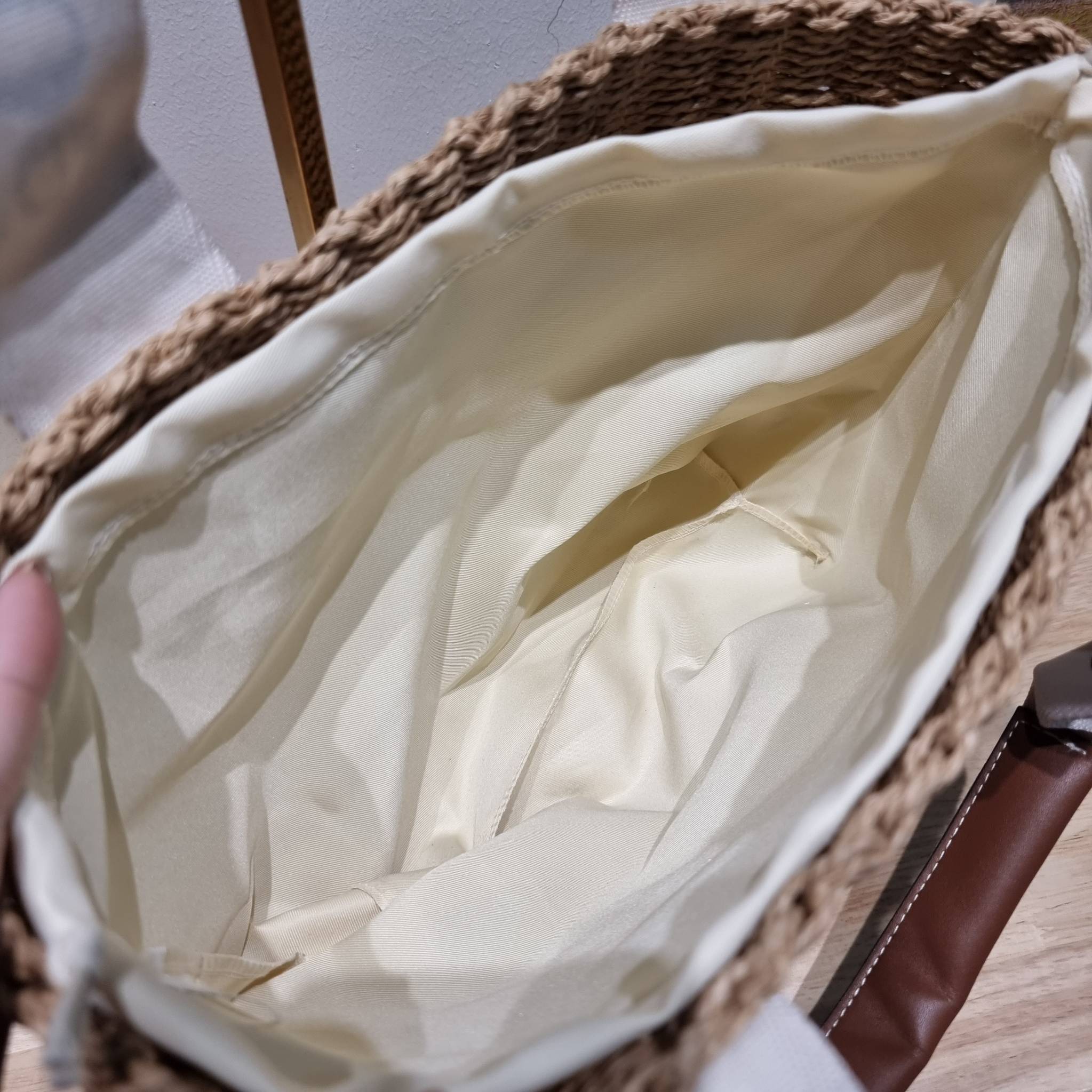 CHLOE LARGE WOODY BASKET กระเป๋าสะพายสานทรงตะกร้า ยอดฮิตติดลมของแบรนด์ ด้วยวัสดุสังเคราห์จากธรรมชาติ สานทอเต็มใบออกมาเป็นลวดลายสวยงาม