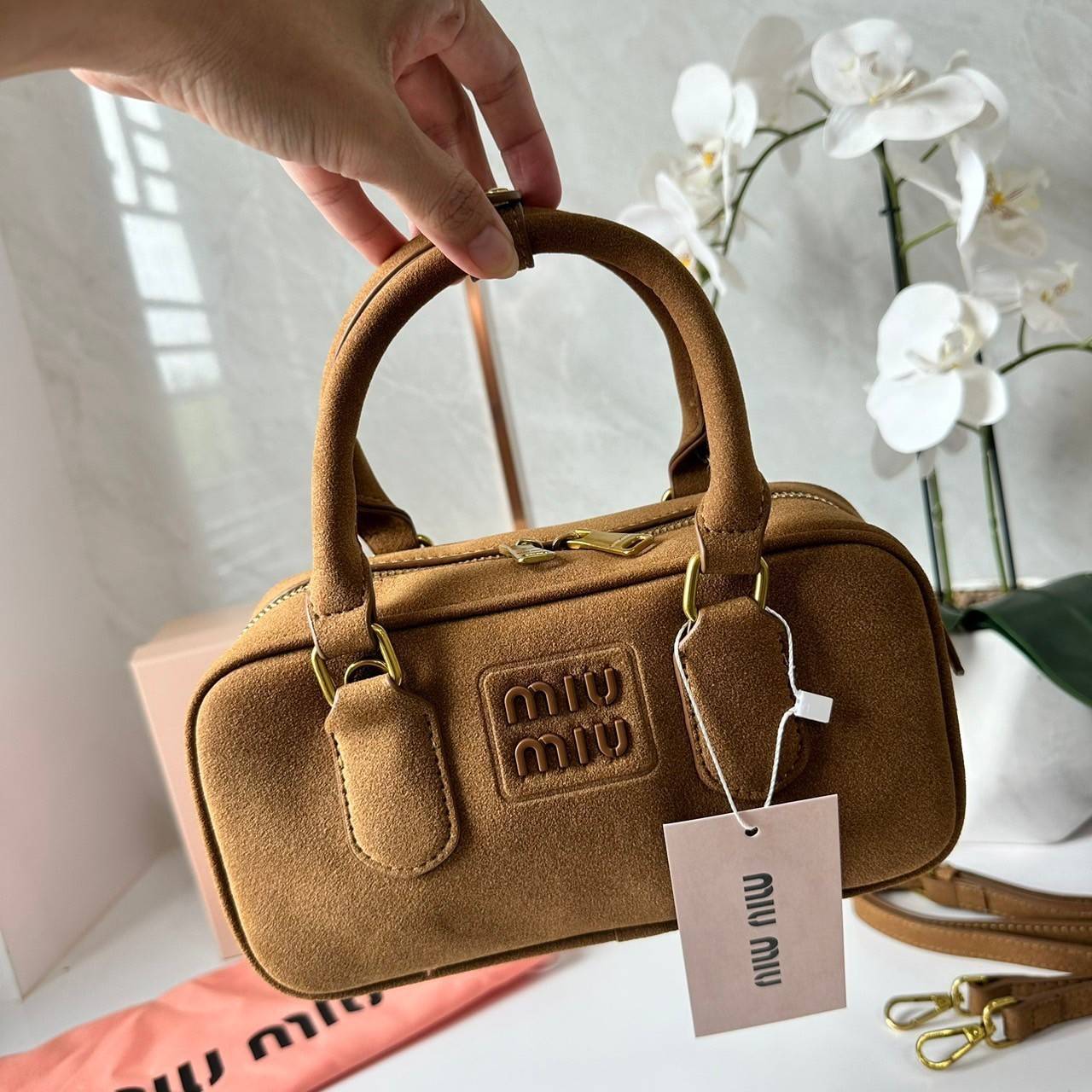 MIU MIU Arcadie padded suede top-handle bag กระเป๋าถือ/สะพาย คอลใหม่ล่าสุด รุ่นฮอทดีไซน์เหลี่ยม งานกำมะหยี่หนังกลับสวยละมุน น่ารักน่าใช้มากค่ะ