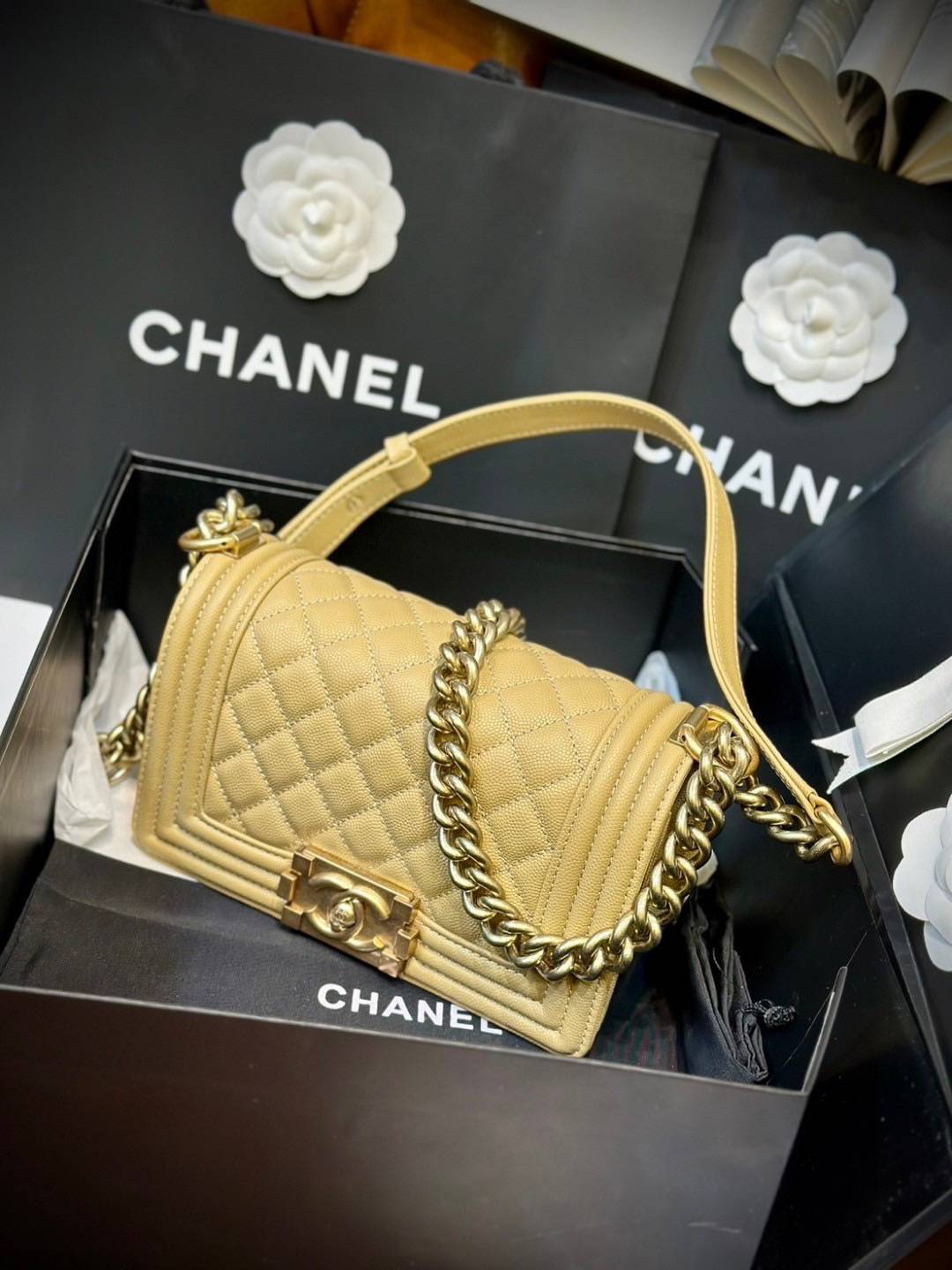 CHANEL BOY BAG 20cm กระเป๋าสุดคลาสสิคตลอดกาล งานหนังแท้ ขนาดเล็กน่ารัก ไม่ว่าเวลาจะผ่านไปเเค่ไหนก็ไม่เคย Out สำหรับรุ่นนี้ เรียบ หรู คลาสสิค ผู้ดี ไฮโซที่แท้ทรูอะไหล่เงินรมขวัญสวยมากค่ะ 🧡เกรดท็อปออริ เทียบแท้ 1:1 ใช้งานต่างประเทศได้