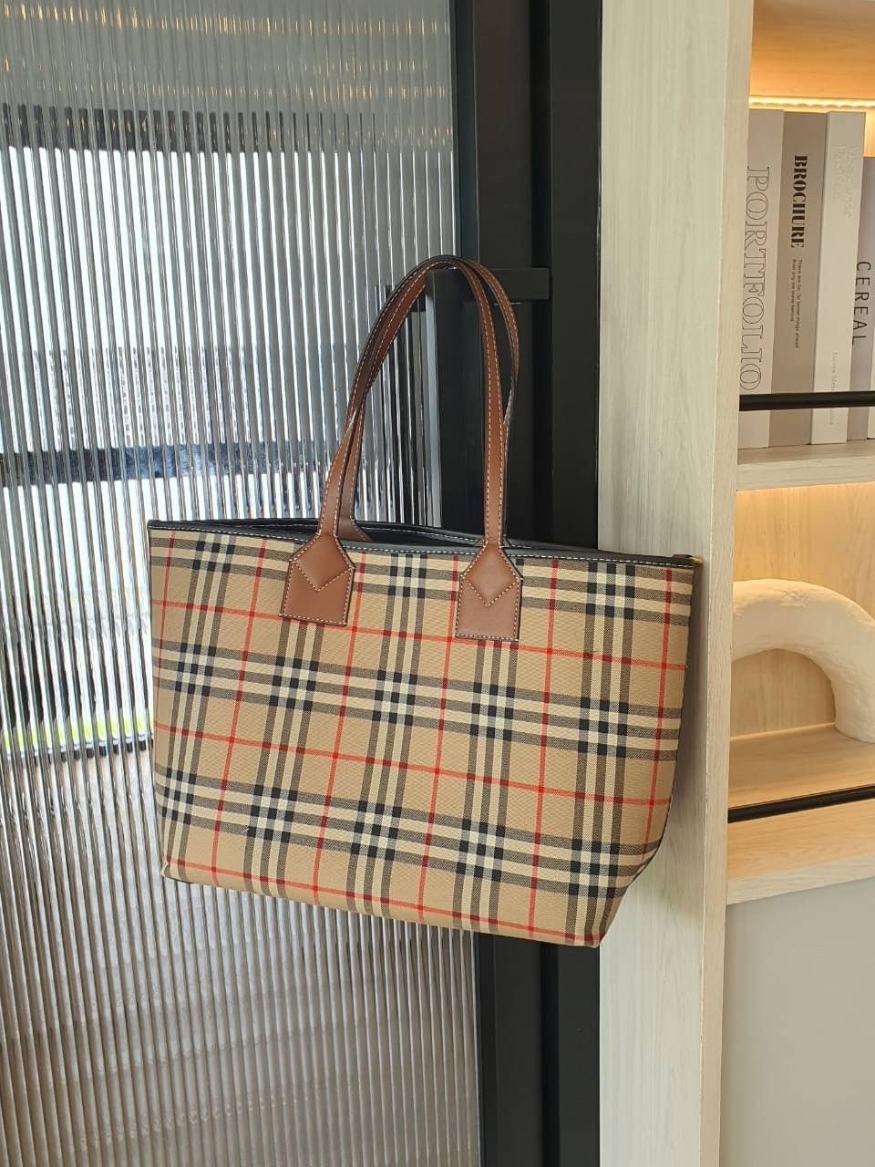 Burberry Tote Bag / Burberry Label Print Large London Tote Bag In Crema / BURBERRY LARGE LONDON TOTE BAG IN WHITE กระเป๋าสะพายไหล่ทรงช้อปปิ้ง ทรงคลาสสิค ฮิตตลอดกาล ตัวกระเป๋าวัสดุหนังผ้าแคนวาส ตัดหนัง