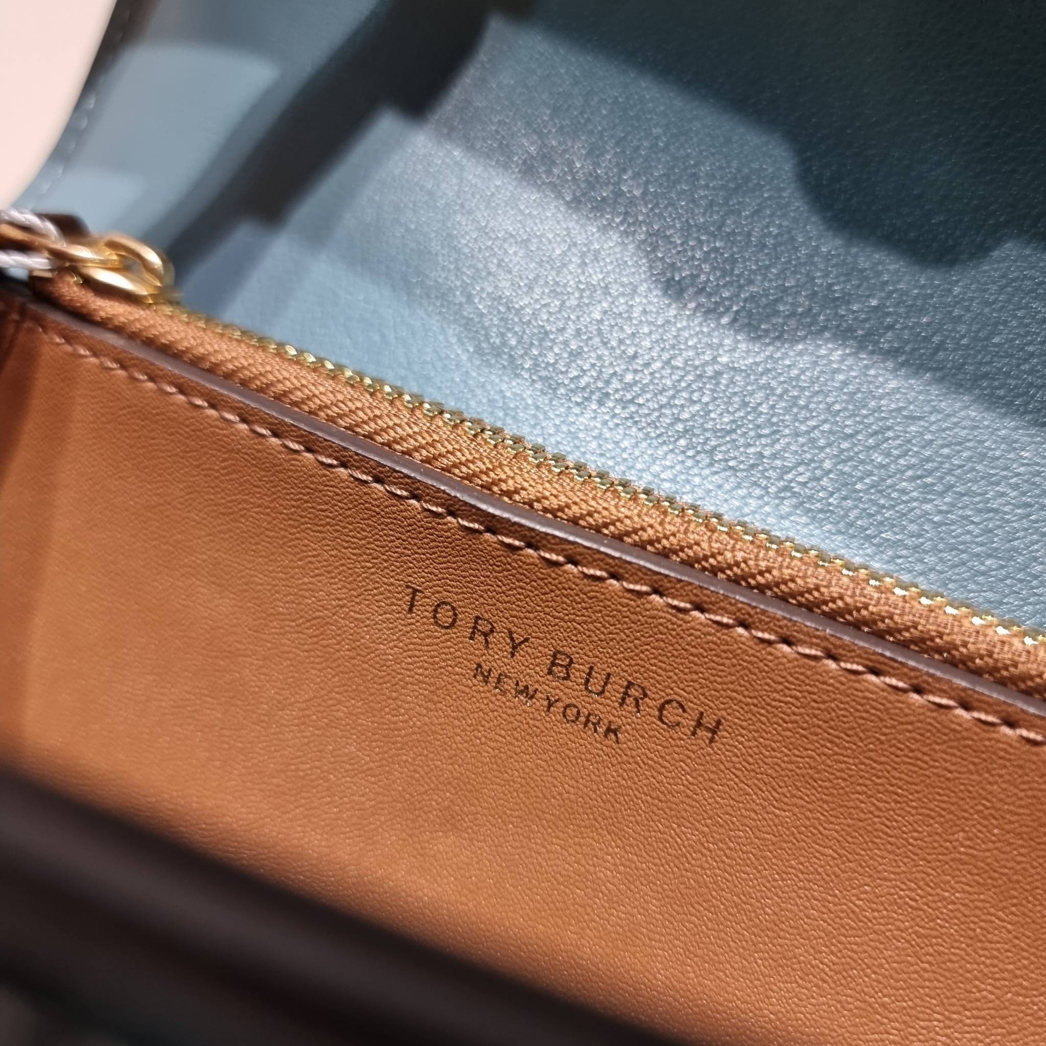 Tory Burch Bag / TORY BURCH ELEANOR SMALL CONVERTIBLE SHOULDER BAG ฮอตไอเท็ม รุ่นนี้ขายดีขายหมด สวยหรู คุณหนู ผู้ดี!! หายากมากแล้วน้า กระเป๋าสะพายข้าง ดีไซน์อยู่ทรง ขนาดกำลังสะดวกใช้