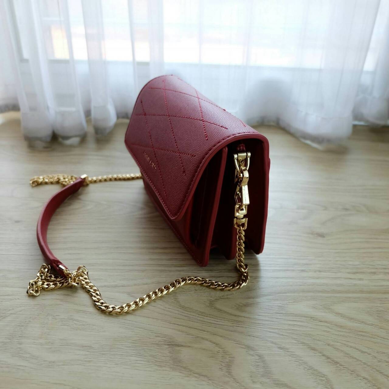 Charles & Keith Front Flap Crossbody Bag กระเป๋าสะพาย อยู่ทรง ขนาดกำลังดี วัสดุหนังลายคาเวียร์ ด้านในแบ่งเป็น 3 ช่องใหญ่ แยกเก็บของได้เป็นสัดส่วนค่ะ สายสะพายแบบโซ่ยาว 119 cm มีหนังรองบ่า สามารถถอดได้ค่ะ