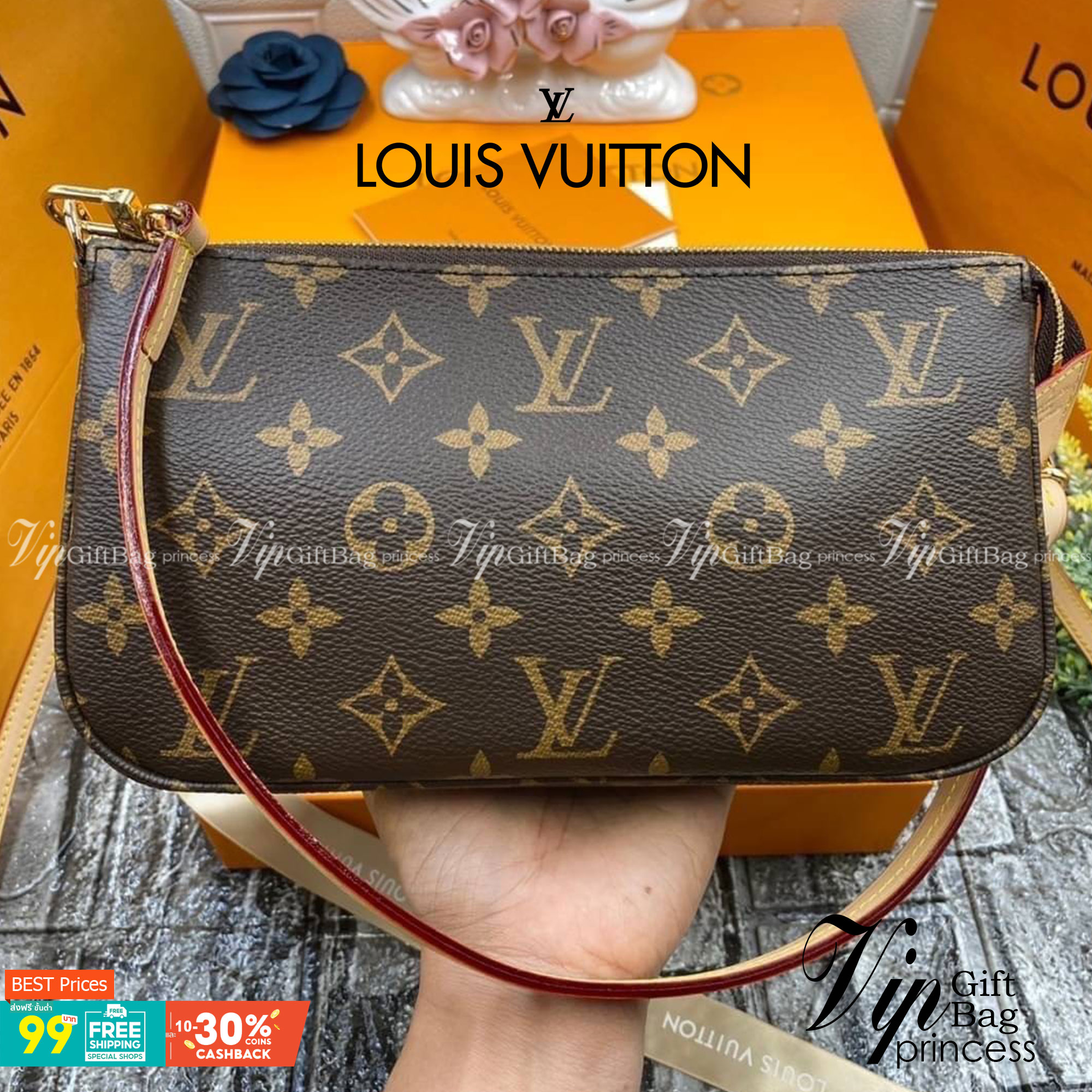 หนังแท้ LOUIS VUITTON POCHETTE น้องน่ารักน่าใช้มากๆ กระเป๋าหิ้ว//คล้องไหล่//สะพายข้าง//หรือถือแบบคลัท ชิลๆได้เลยค่า หนังแกะแท้นิ่มสวย เปิดปิดกระเป๋าแบบซิป ภายในสามารถใส่กระเป๋าเงินใบกลางได้; มือถือได้;พาสปอร์ตได้;ของจำเป็นจุกจิกสาวๆได้เยอะเลยนะคะ;พร้อมช่อ