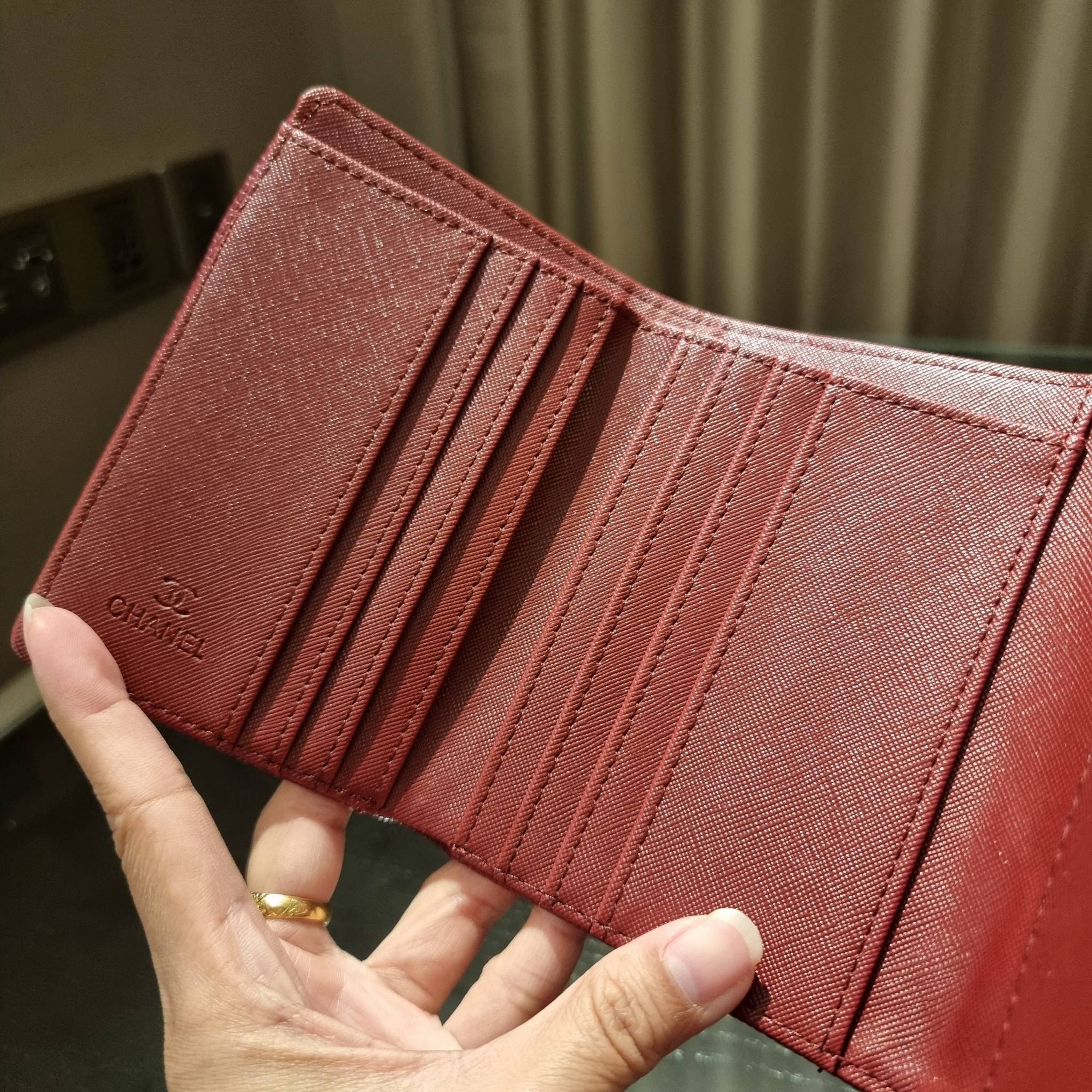 VIP 】มาแล้วจ้า!! รุ่นแนะนำ!! ฮิตติดใจสาวๆ!! กระเป๋าสตางค์ใบสั้นรุ่นฝาพับ จาก Chanel premium for gift เรียบหรู ดูไฮน์ วัสดุหนังสังเคราะห์ลายคาร์เวีย ด้านในเป็นหนังซาฟเฟียโน่ เปิด-ปิดด้วยกระดุมแม่เหล็ก ภายในกระเป๋ามีช่องใส่บัตร ใส่ธนบัตรได้ ดีไซน์เรียบหรูตา