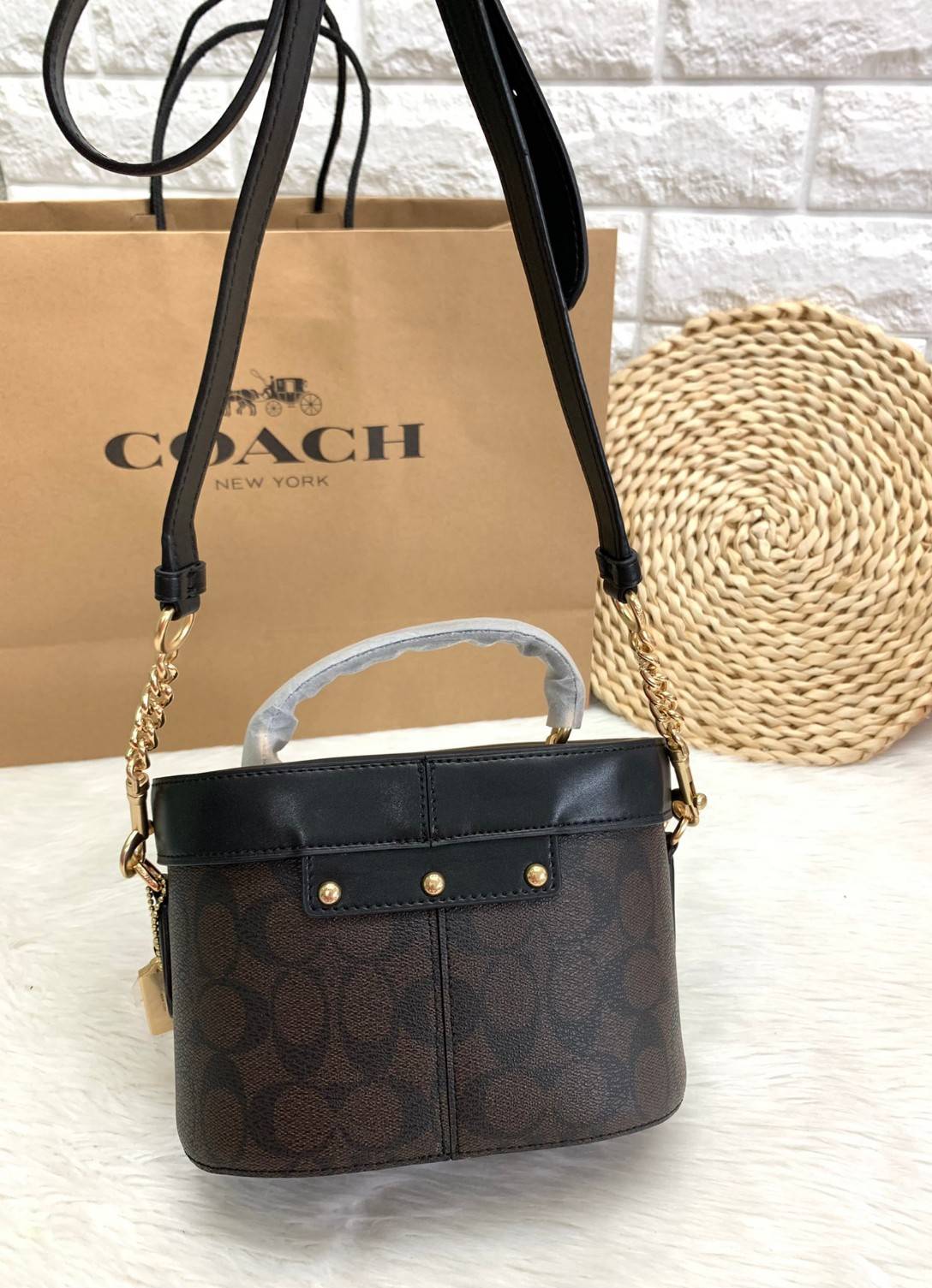 COACH KAY CROSSBODY IN SIGNATURE ((78277)) กลับมาอีกครั้ง! กระเป๋าหิ้ว//สะพายแบบครอสบอดี้ร์ หนังแท้นิ่มสวย เปิดปิดกระเป๋าแบบหมุนล็อค ภายในโล่งสามารถใส่กระเป๋าเงินใบกลางได้;มือถือได้ทุกรุ่น; มีช่องเล็กให้ใส่ของจุกจิก;ซัปในบุผ้าอย่างดีเลยค่ะ มาพร้อมสายสะพาย