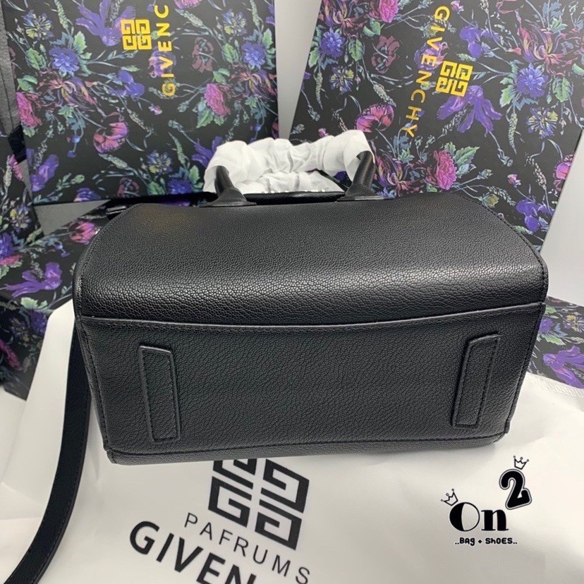 Givenchy Antigona Mini leather shoulder bag กระเป๋าสะพายทรงหมอน งานซิปบน หนังเรียบ อะไหล่เงิน มาพร้อมสายสะพายยาวถอดออกถือได้ กระเป๋าสุดคลาสสิก ใบเดียวก็เอาอยู่ Day to Night Bag เข้าได้กับลุค Smart Casual ด้วยทรงกระเป๋าที่ฐานกว้างใส่ของใช้ที่จำเป็นได้ทุกอย