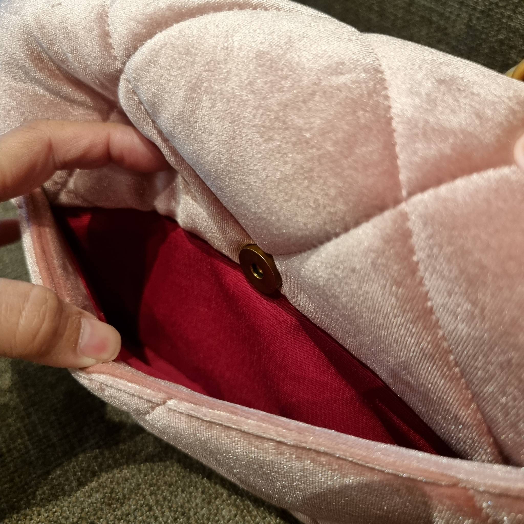 ไม่มองไม่เหลียวไม่ได้แล้ว!! ความหรูที่โดดเด่นจากผ้ากำมะหยี่ สร้างดีเทลผู้ดี ลูกคุณมากๆ Chanel vip boutique กระเป๋าสะพายจาก duty free ในราคาสุดประหยัด!! ดีไซน์เลิศ ตกแต่งด้วยโซ่ทูโทน ลงตัวแบบไม่มีที่ติ เปิด-ปิดด้วยตัวบิดล็อค ภายในโล่งกว้าง ใส่กระเป๋าสตางค์