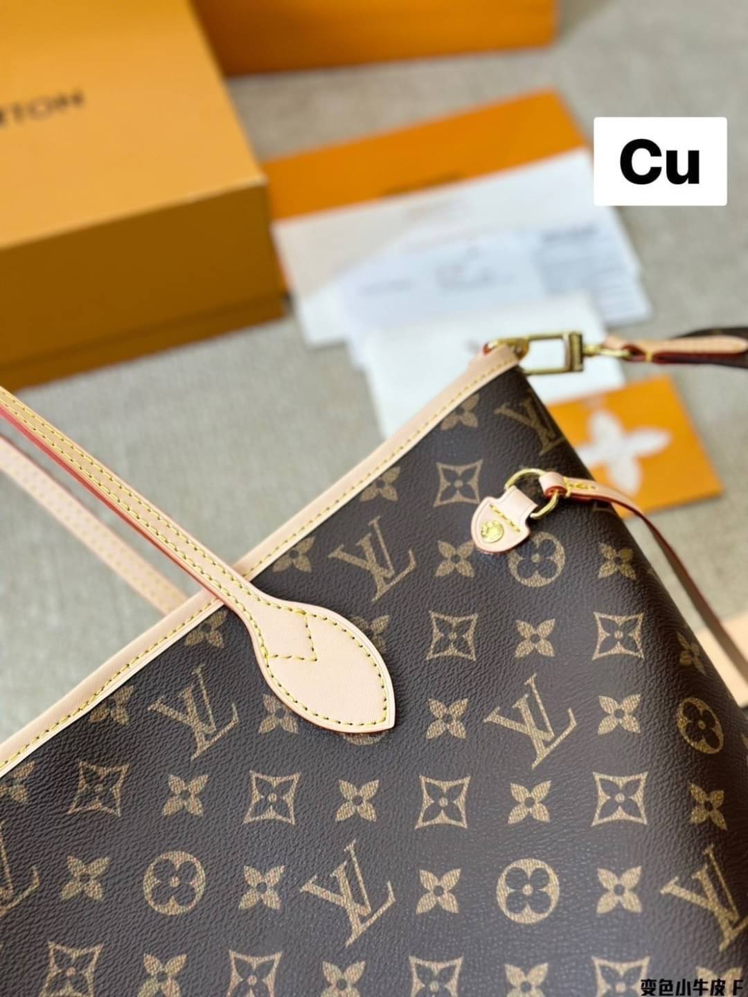 LV Neverfull Bandoulière Inside Out กระเป๋าสะพายทรงโท้ทใบใหญ่ กลับใช้ได้ 2 ด้านสุดคุ้ม ด้วยลายโมโนแกรมแคนวาส อีกด้านเป็นผ้าประทับลายสีเบจสวยโดดเด่นมากๆ