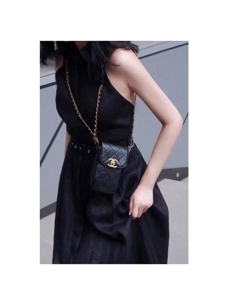 รุ่นขายดี!! CHANEL VIP WOC BAG / Chanel Phone Bag ขนาดกำลังดี วัสดุหนังเรียบพิมพ์ลายยับ เปิดปิดด้วยตัวล้อคปั้มแบรนด์ อะไหล่ทอง ลายวินเทจ