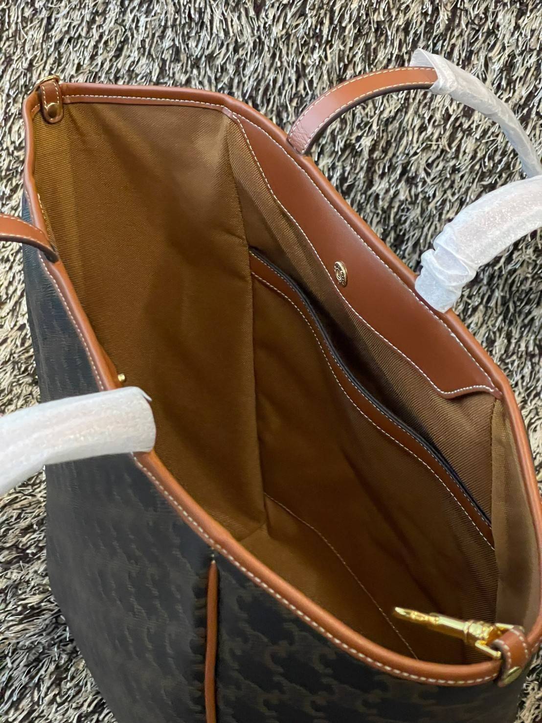 Celine Medium shopping bag in Triomphe canvas มาในรูปแบบ กระเป๋า Shopping Bag ใบสวยสง่า เป็นกระเป๋าดีไซน์เรียบง่าย แมตช์ได้กับทุกชุด ผลิตจากผ้าแคนวาสชนิดพิเศษซึ่งโดดเด่นด้วยลายเอกลักษณ์ของ Triompe เป็นใบที่เหมาะกับการใช้ประจำวันเป็นอย่างมาก ด้วยรูปทรงสี่เ