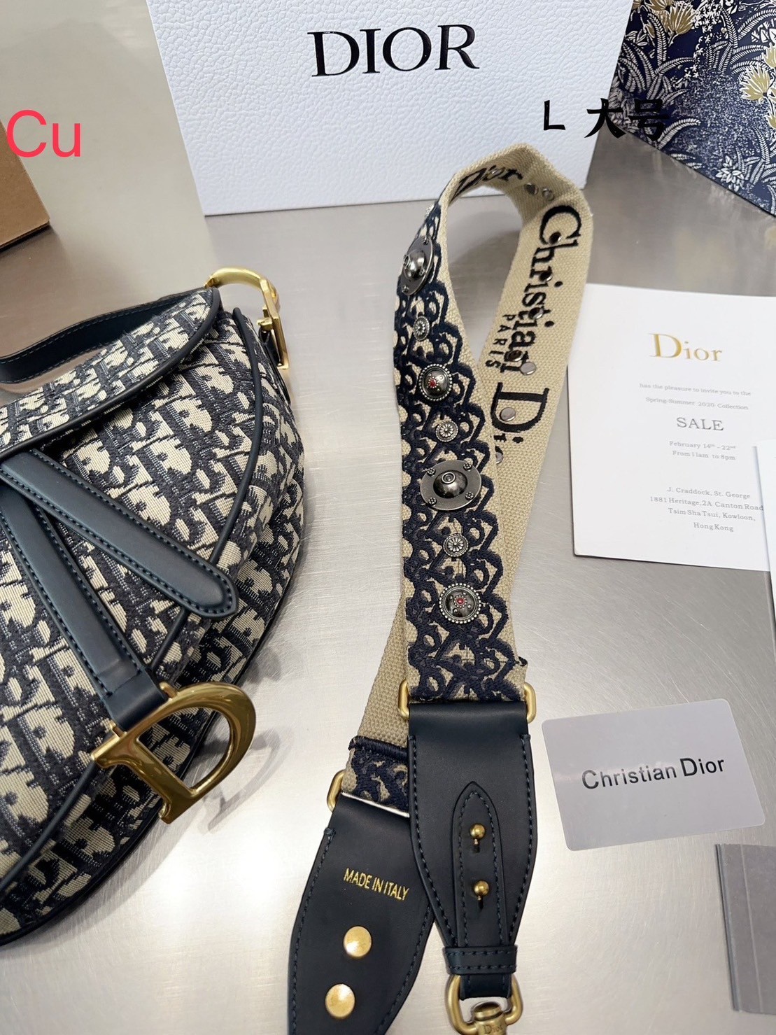 DIOR Saddle Bag with Strap Blue Dior Oblique Jacquard กระเป๋าถือ/สะพาย รุ่นยอดนิยมของแบรนด์ งานผ้าแจ็คการ์ดลาย Oblique ลูกเล่นห้อยด้วยตัวอักษร D สายถือมีกิมมิค CD อะไหล่ทองเงางาม เรียกว่าจะถือก็ปั้วะ จะสะพายก็ปังไม่ไหว เก็บทุกรายละเอียดงานเป๊ะมากค่ะ
