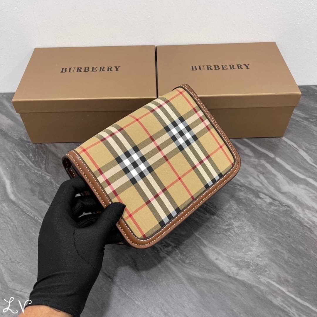 BURBERRY FRAGRANCES CROSSBODY BAG / BURBERRY SMALL CHECK CANVAS AND LEATHER TB BAG เบสท์ไอเท็ม!! คอลเลคชั่นที่ปังตลอดปี รอบนี้ออกแบบสไตล์ผู้ดีอังกฤษ