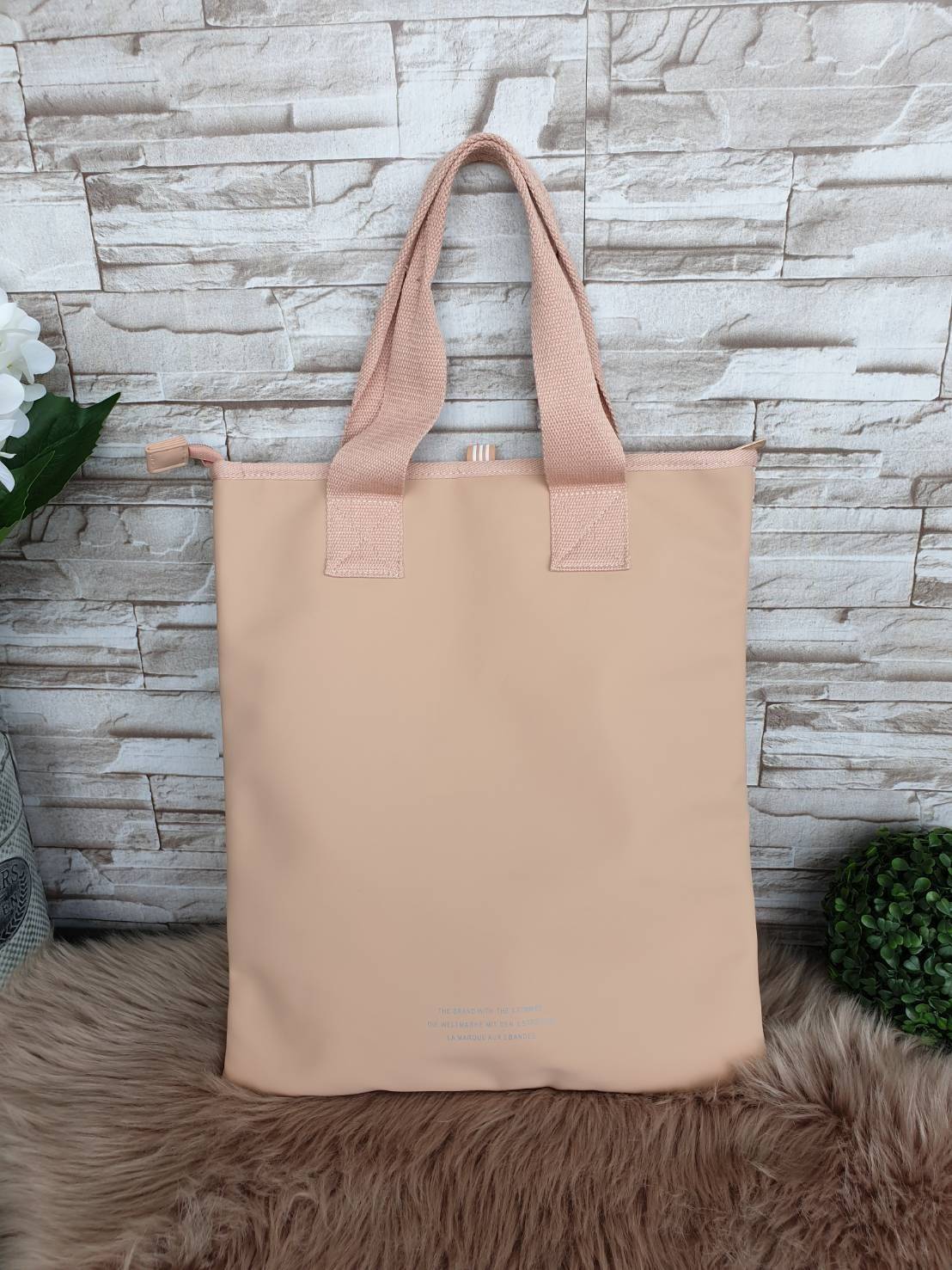 Adidas Original Shopper 3D Tote Bag Trefoil Handbag . Classic Sports กระเป๋าถือหรือสะพาย ลาย graphic ทรง sport วัสดุ polyurethaneเนื้อ matte หนังนิ่ม น้ำหนักเบา เปิดปิดด้วยซิป ภายในกว้างโล่ง ใส่ A4, iPad และของใช้ได้เยอะ Unisex ใช้ได้ทั้ง ช ญ ค่ะ