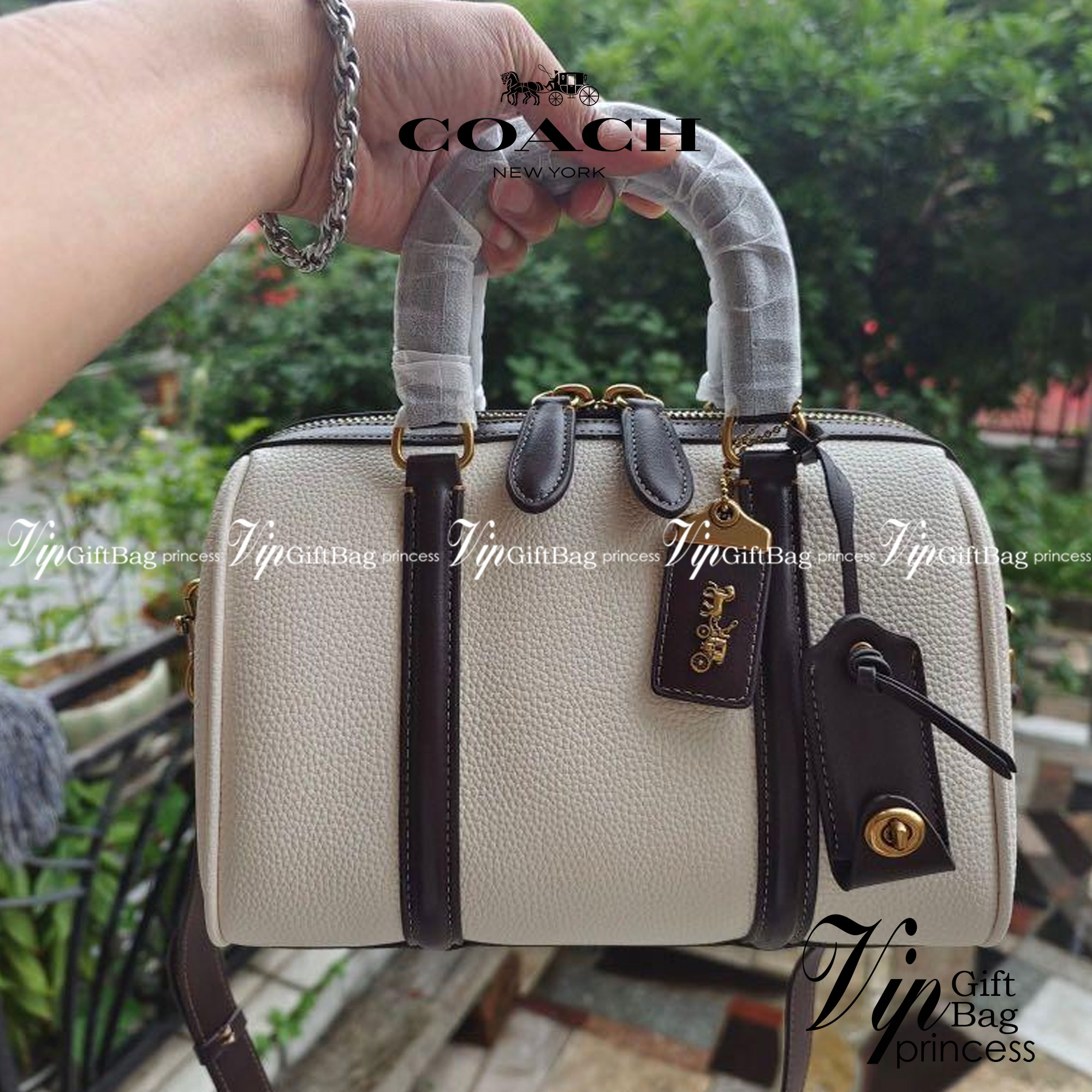 Coach ruby satchel 25 in colorblock C8530 / Coach Boston pillow bag ใหม่ก่อนใคร ไม่ต้องรอพรี! กับกระเป๋าทรงหมอนดีไซน์ใหม่ เพิ่มดีเทลความหรู มาพร้อมหูจับในตัว และสายสะพายครอสสีเข้ากับตัวกระเป๋า ภายในโล่งกว้าง ใส่ของได้สบายๆ จุได้แบบเน้นๆ ใบจริงมีเสน่ห์ดึงด