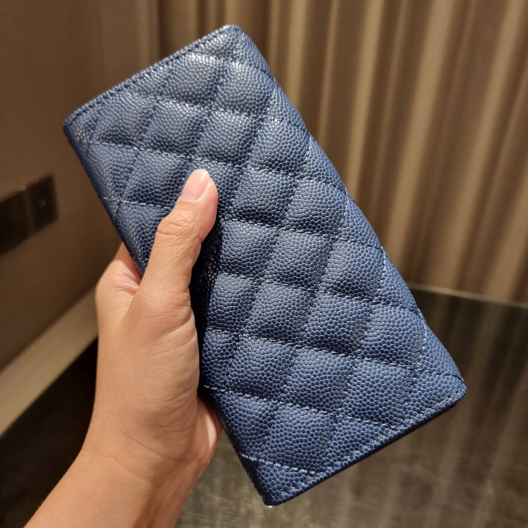 VIP 】กระเป๋าสตางค์ใบยาวรุ่นฝาพับที่ถามหากันมากที่สุด!! สวยรับทรัพย์จาก Chanel วัสดุหนังลายคาร์เวีย ลุคผู้ดีที่สุด เปิด-ปิดด้วยกระดุมแม่เหล็ก ภายในกระเป๋ามีช่องใส่บัตรได้เยอะ ใส่ธนบัตร ใส่เหรียญได้ มีช่องซิปแยกอีกหนึ่งช่อง ดีไซน์เรียบหรูดูคลาสสิค!! สาวๆห้า