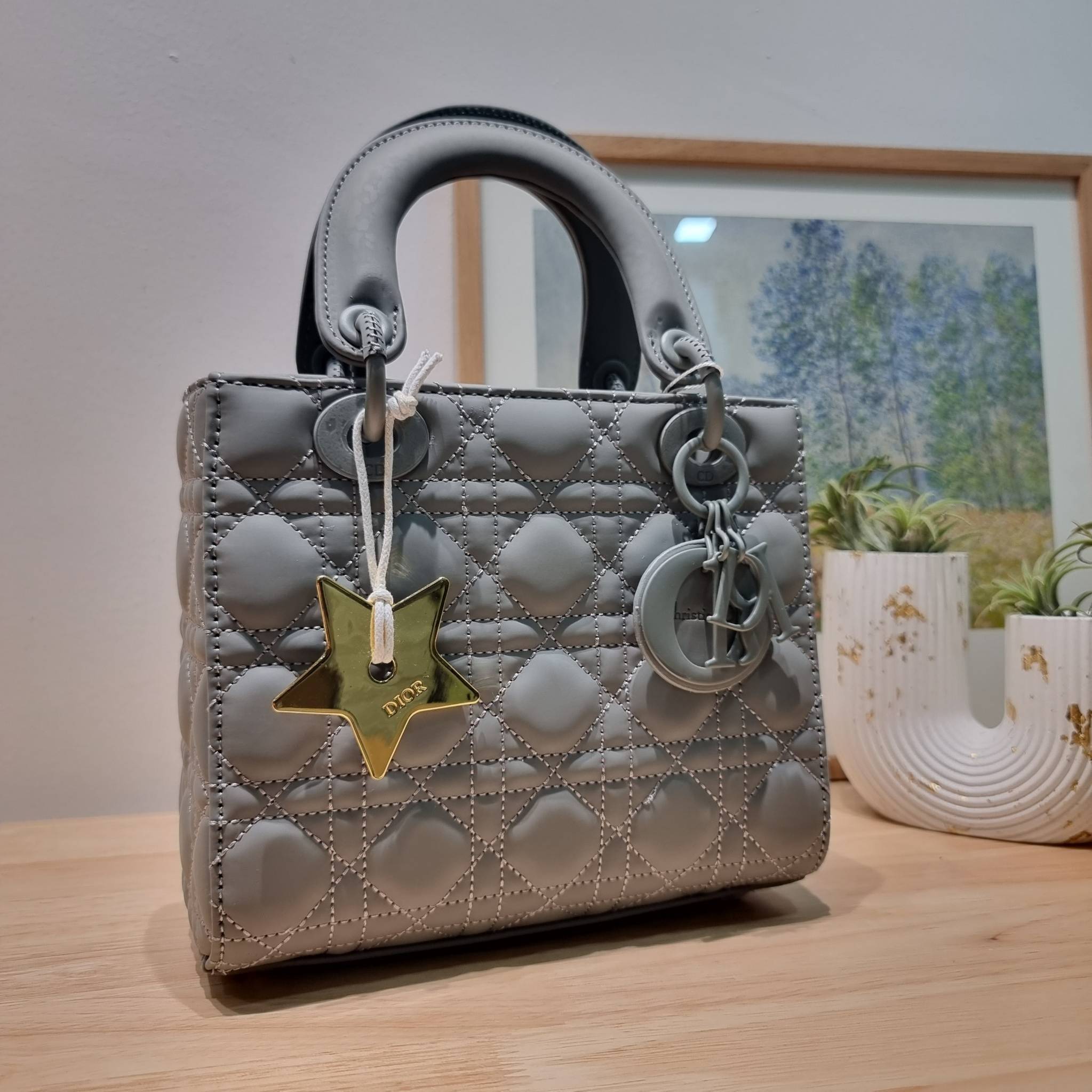 SMALL LADY DIOR MY ABCDIOR BAG Ultramatte Cannage Calfskin / CD LADY ULTRAMATTE BAG พร้อมส่ง กระเป๋าสะพายข้าง ดีไซน์เรียบง่าย แต่แฝงไปด้วยความหรูหรา ทรงกล่องคลาสสิค โดดเด่นด้วยพวงกุญแจอะไหล่สีเดียวกับตัวกระเป๋า ผิวแมทท์ ลายเส้นซ้อนทับสวยงาม