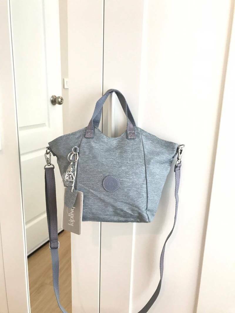 Kipling Small Cross-Body Bag รุ่นMayday อีกหนึ่งคอลเลคชั่นที่น่าสนใจ ขนาดกำลังพอดี น้ำหนักเบา เปิดปิดด้วยซิปเดียว ภายในใส่มินิไอแพค กระเป๋าสตางค์ หรือของใช้จุกจิกได้เยอะเพิ่มสายสะพายปรับสั้นยาวและถอดออกได้ ประดับด้วยลิงเป็นสัญลักษณ์ น่ารักใสๆอีกหนึ่งรุ่นท