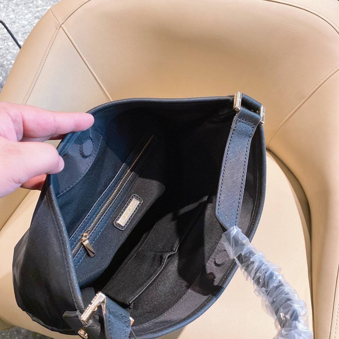 TORY BURCH STACKED NYLON LOGO BAG กระเป๋า BUCKET TOTE วัสดุ NYLONทั้งใบตัดด้วยหนังสังเคราะห์ลาย SAFFIANO