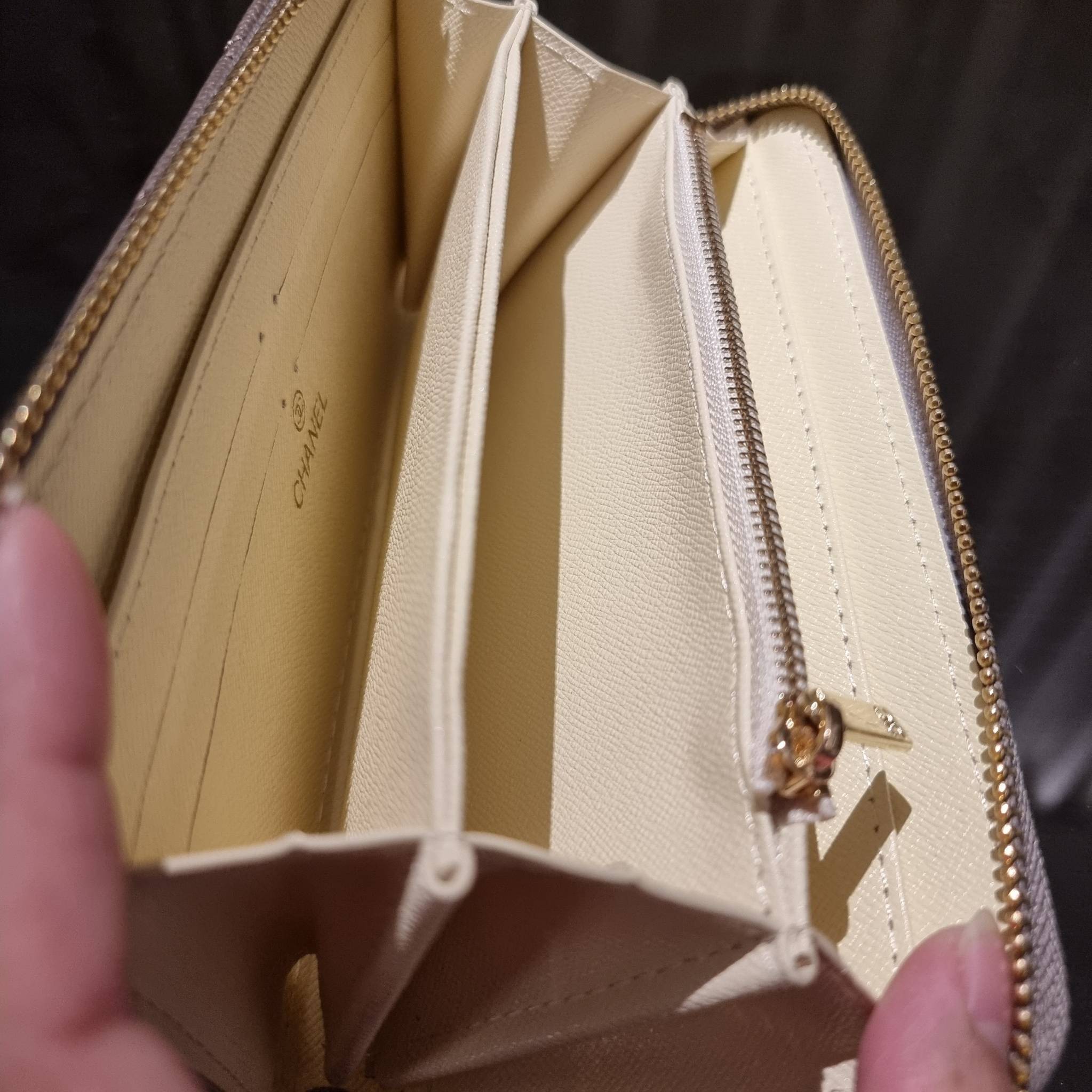 VIP 】กระเป๋าสตางค์ใบยาวรุ่นซิปรอบ สวยรับทรัพย์จาก Chanel วัสดุหนังลายคาร์เวีย ใช้แล้วขับผิวสุดๆ เปิด-ปิดด้วยซิปรูดรอบใบ ใช้งานง่าย ภายในกระเป๋ามีช่องใส่บัตรได้ ใส่ธนบัตรหรือเหรียญได้ มีช่องซิปแยกอีกหนึ่งช่อง ดีไซน์เรียบหรูแบบนี้ สาวๆห้ามพลาดกันน้า!! ซื้อใ