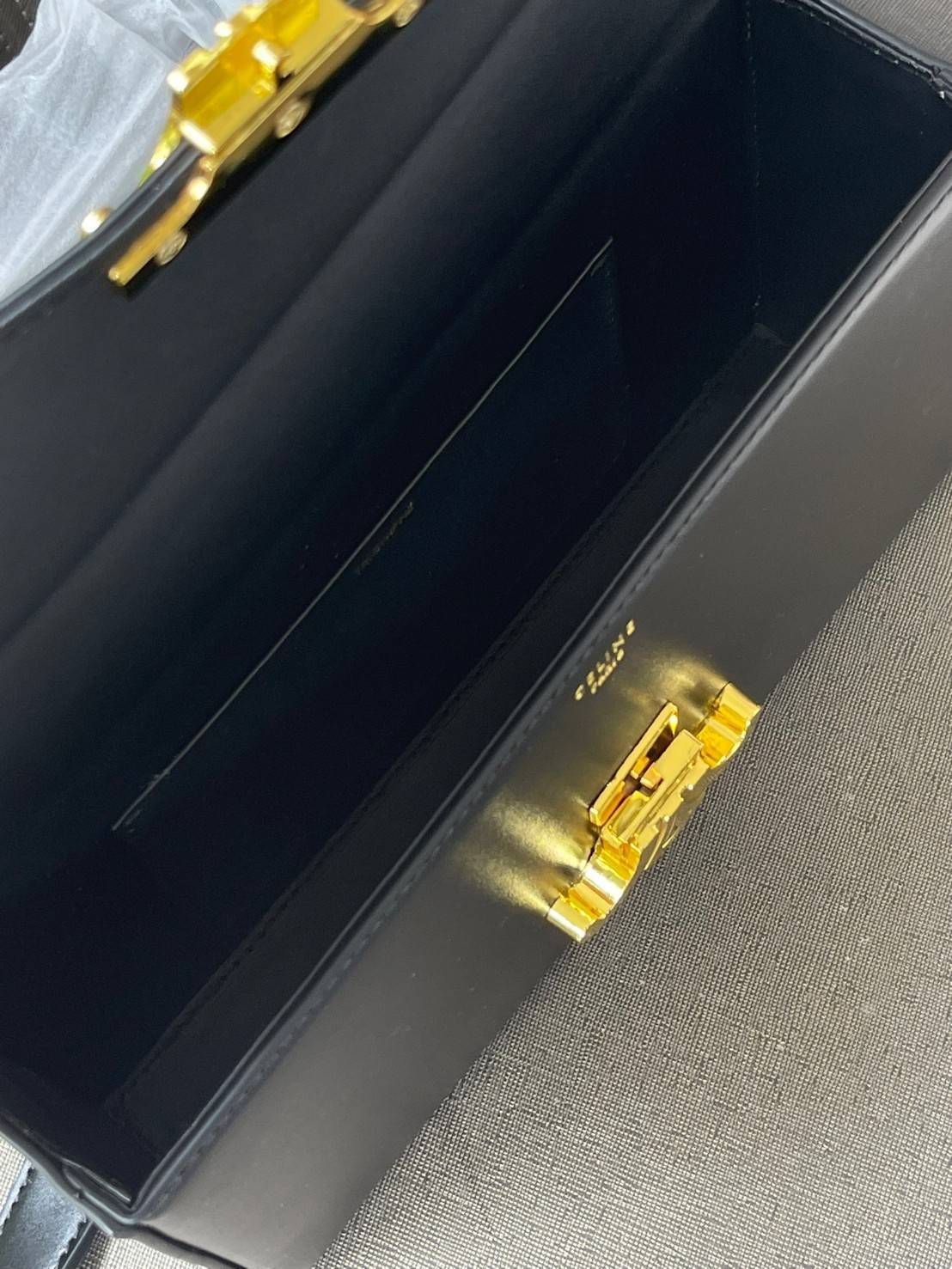 Celine Triomphe shoulder handbag Bag / Celine box triomphe in Natural Calfskin Tan กระเป๋าสะพายเรียบหรูและดูทันสมัยใบนี้ออกมา ให้คุณเลือกสะพายในชีวิตประจำวันเข้ากับการแต่งตัวสบาย ๆ หรือถอดสายถืงออกงานปาร์ตี้สังสรรค์ ก็ช่วยให้คุณดูโดดเด่นได้เช่นกัน นอกจากน