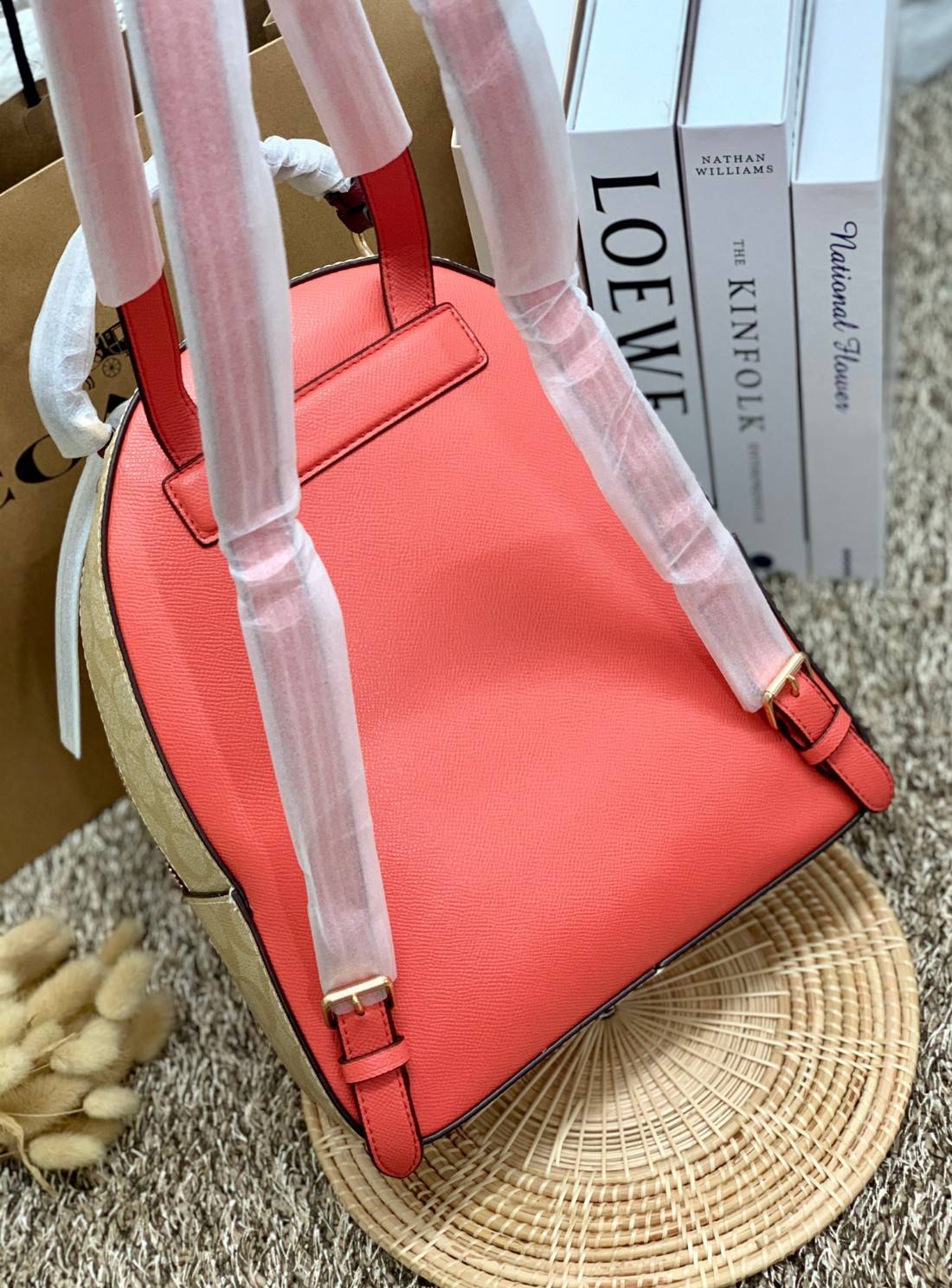 สวยจริงไรจริง วางไม่ลงเลยจ้าา😘 COACH JORDYN BACKPACK IN COLORBLOCK SIGNATURE ((C4082)) รุ่นที่สาวๆตามหา พร้อมสีหายากค่ะ!! กระเป๋าสะพายหลังแบบมีหูหิ้ว หนังแท้ชั้นดี ทรงสวย หรูค่ะ แถมสีตัดกันได้ลงตัวสวยงามมากๆ ด้านหน้ามีช่องซิปใส่ของจุกจิก; เปิดปิดช