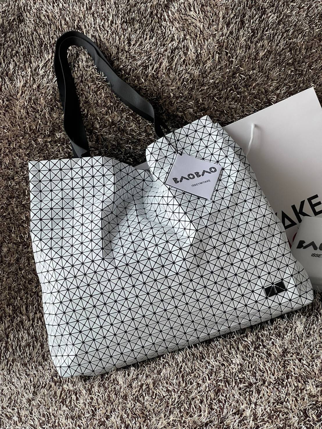 ORI 🥂 Baobao Issey Miyake Cart geometric tote bag / Miyake Cart Tote Bag รูปทรงที่สร้างขึ้นโดยบังเอิญ' เสื้อผ้าที่มีโครงสร้างและได้รับการออกแบบทางวิศวกรรมอันเป็นเอกลักษณ์ของแบรนด์ ส่งต่อไปยังเครื่องประดับที่น่าประทับใจและไร้กาลเวลาเหล่านี้ กร