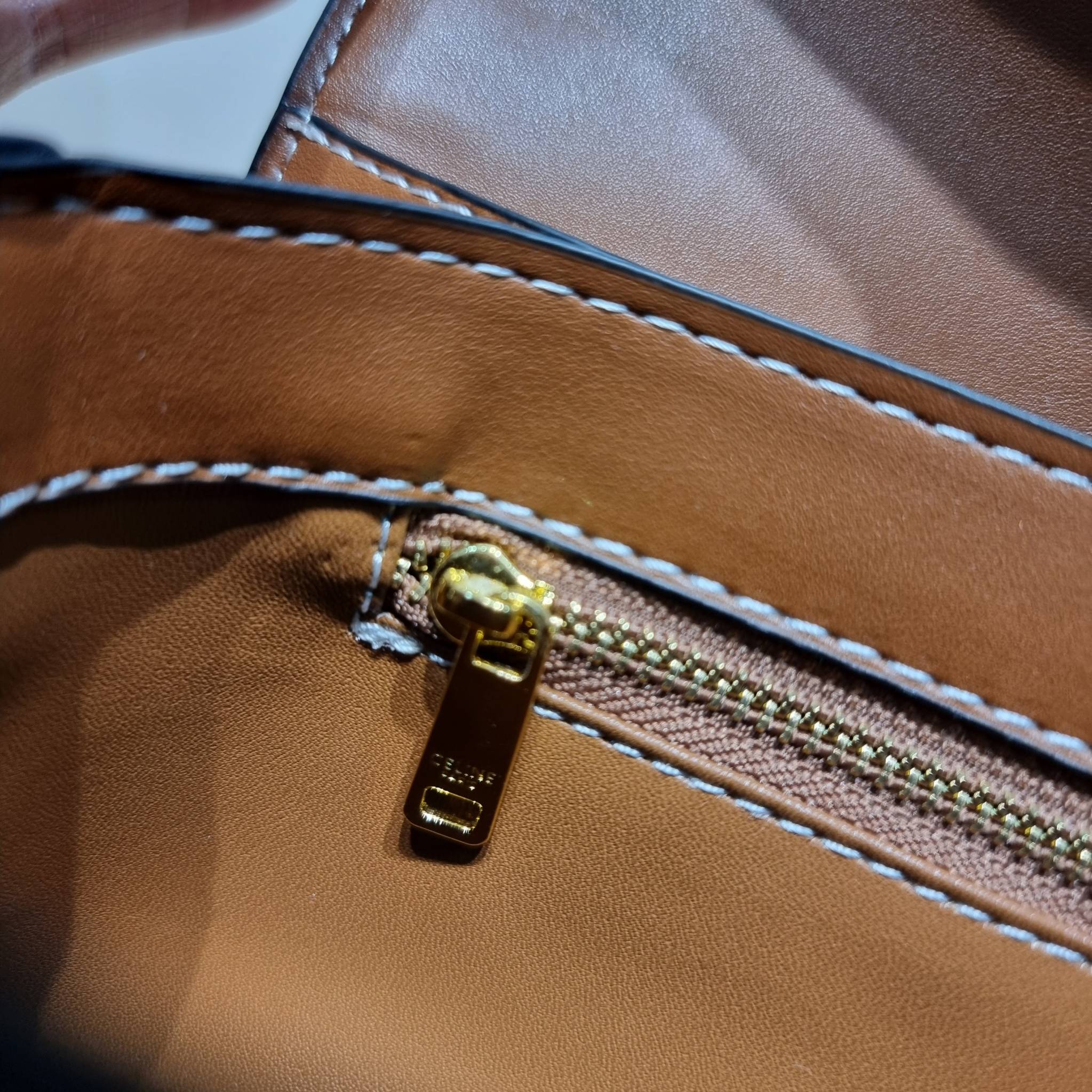 CELINE Classique Triomphe Bag / CELINE TRIOMPHE BAG MEDIUM IN TRIOMPHE CANVAS AND CALFSKIN ไม่มีไม่ได้เลยกับไอเท็มสุดคลาสสิค ที่รอบนี้จัดให้ไซส์ใหญ่กว่าเดิม กระเป๋าสะพาย สวยอยู่ทรง ดีไซน์เป็นธรรมชาติ เนเชอรัลโทน