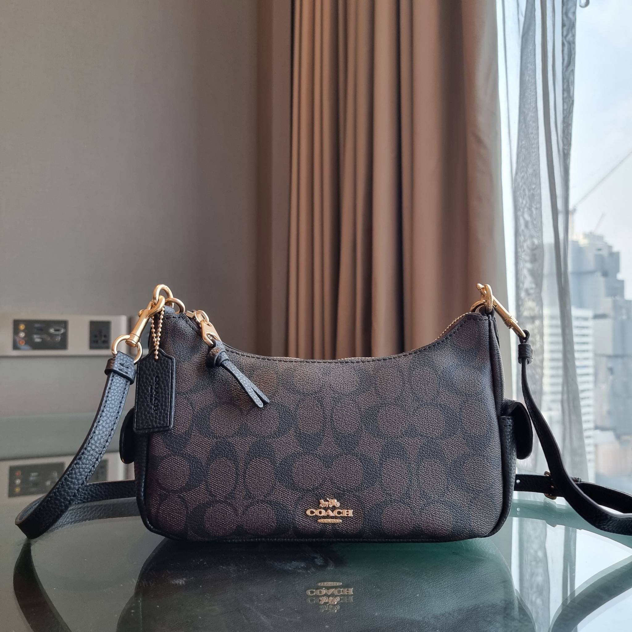 COACH C7223 PENNY SHOULDER BAG 25 IN SIGNATURE CANVAS คอลเลคชั่นเพนนีสุดคิ้วท์ ในรูปแบบของกระเป๋าสะพายไหล่กึ่งทรงพอช พร้อมเสิร์ฟความสวยถึงบ้านไปเลย!! ด้วยดีไซน์คลาสสิคย้อนยุค ที่แอบแฝงความเรียบหรู มาพร้อมสายสะพาย 2 เส้น เป็นสายคล้องมือและสายสะพายครอสบอดี้