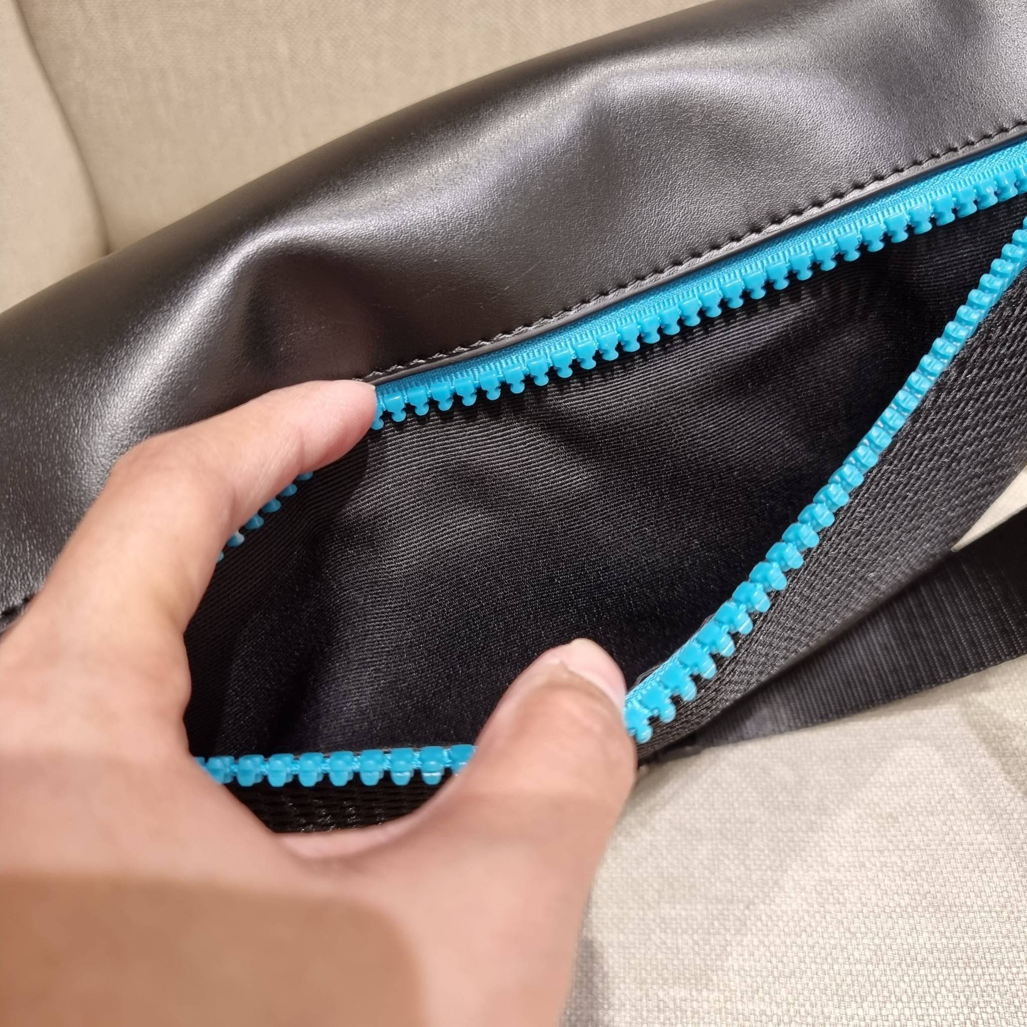 COACH F72931 TERRAIN BELT BAG IN SIGNATURE CANVAS กระเป๋าคาดอก ดีไซน์สุดเท่ มองยังไงก็ไม่มีเบื่อ ด้วยรูปลักษณ์ และความคลาสสิค ผสานกันอย่างลงตัว วัสดุหนังแคนวาสสลับหนังแท้ มีช่องซิปแบ่งเป็นสัดส่วน ด้านหลังบุนวมและมีช่องซิปไปอีก!! ภายในโล่งกว้าง ใส่กระเป๋าส