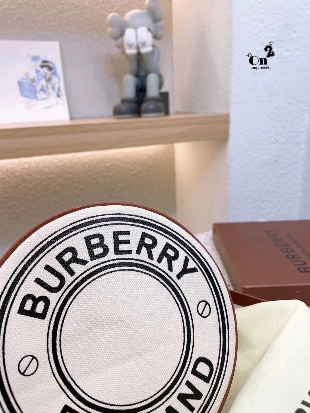 VIP 🥂 Burberry Logo Graphic Canvas And Leather Louise Bag / Burberry Fragrances Crossbody Bag กระเป๋าสะพายทรงกลม ผ้าแคนวาสตัดขอบหนังหน้าโลโก้แบรนด์ พร้อมสายยาวครอสบอดี้ได้ เปิด-ปิด ด้วยซิป ภายในโล่ง ใส่ Iphone + ได้ สายยาวถอดสายได้ ปรับระดับได้ จะ