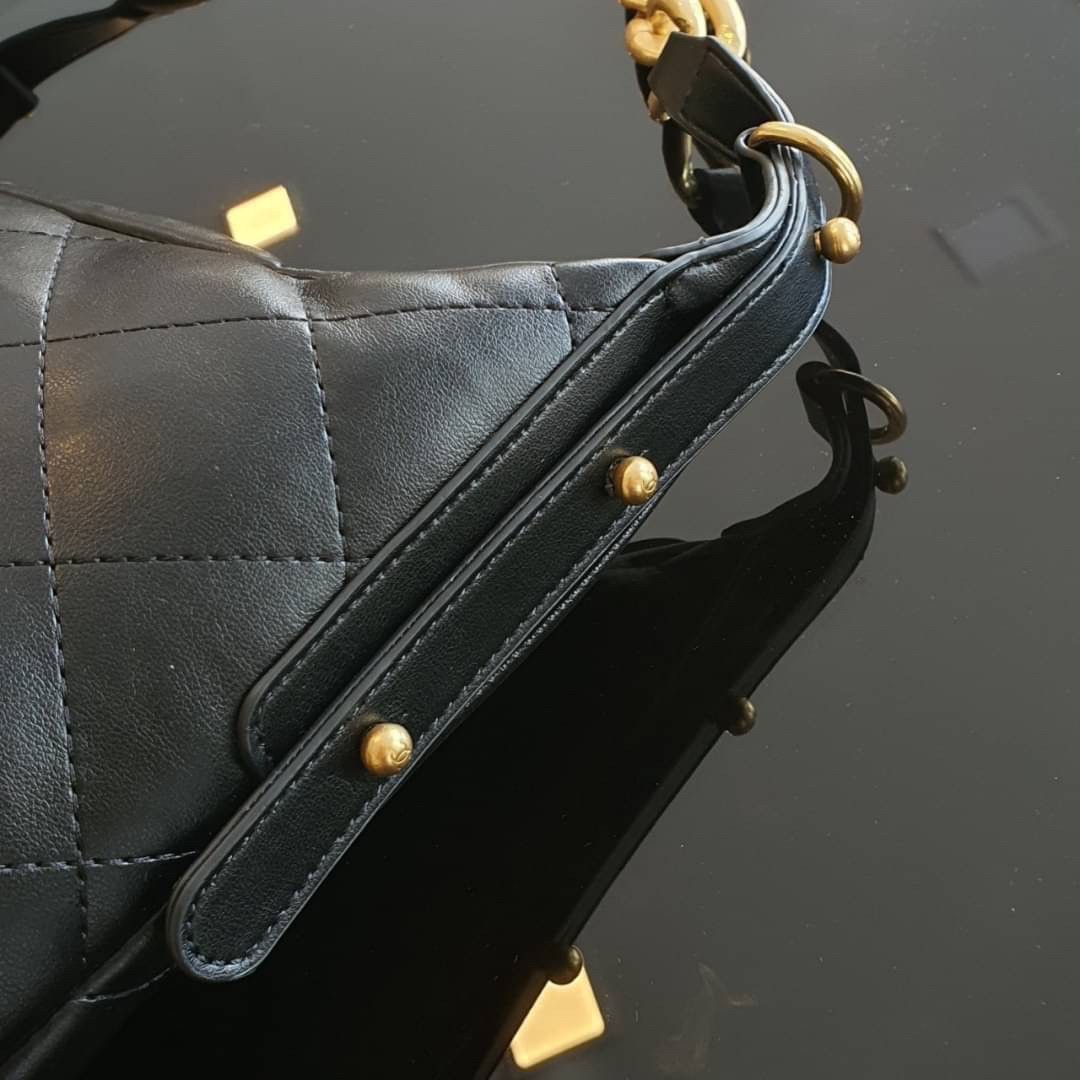 Chanel Hobo Bag รุ่นใหม่ล่าสุด ทรงที่สาวๆรอคอย CHANEL LEATHER TOTE BAG ทรงสวยเรียบหรู เนื้อหนาดีมาก อะไหล่ทองวินเทจ ประดับโลโก้แบรนด์สุดหรู