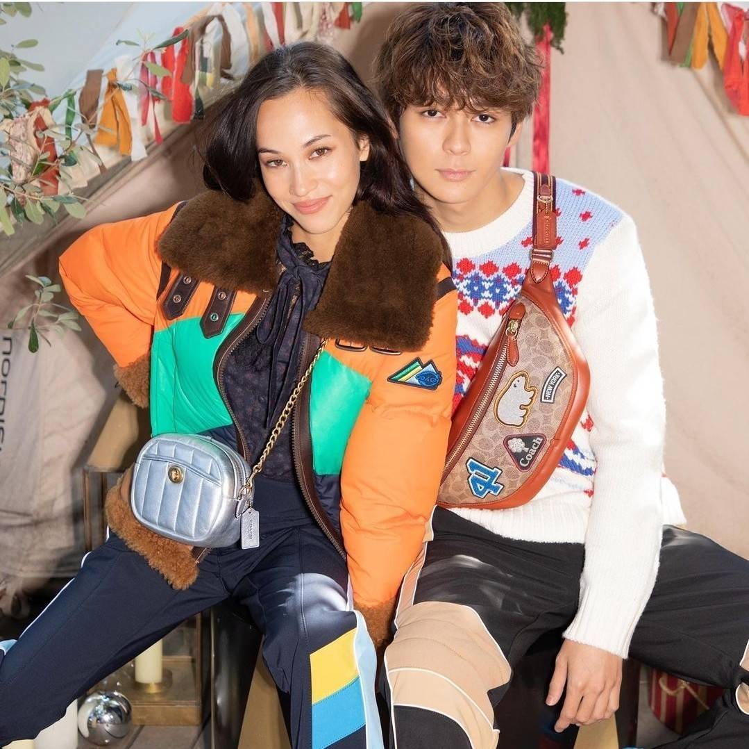 COACH C6678 LEAGUE BELT BAG IN SIGNATURE CANVAS WITH VARSITY PATCHES กระเป๋าคาดอกไซส์ใหญ่ คอลเลคชั่นที่ฮอตไม่เลิก กับดีไซน์สกีเรทโทร วินเทจ ขนาดสะพายกำลังเท่ คูลๆ ใช้งานง่าย ได้ทั้งหนุ่มๆและสาวๆ โดดเด่นด้วยแพทช์ที่สวยไม่ซ้ำใคร วัสดุหนังแคนวาสเคลือบลายสลับ