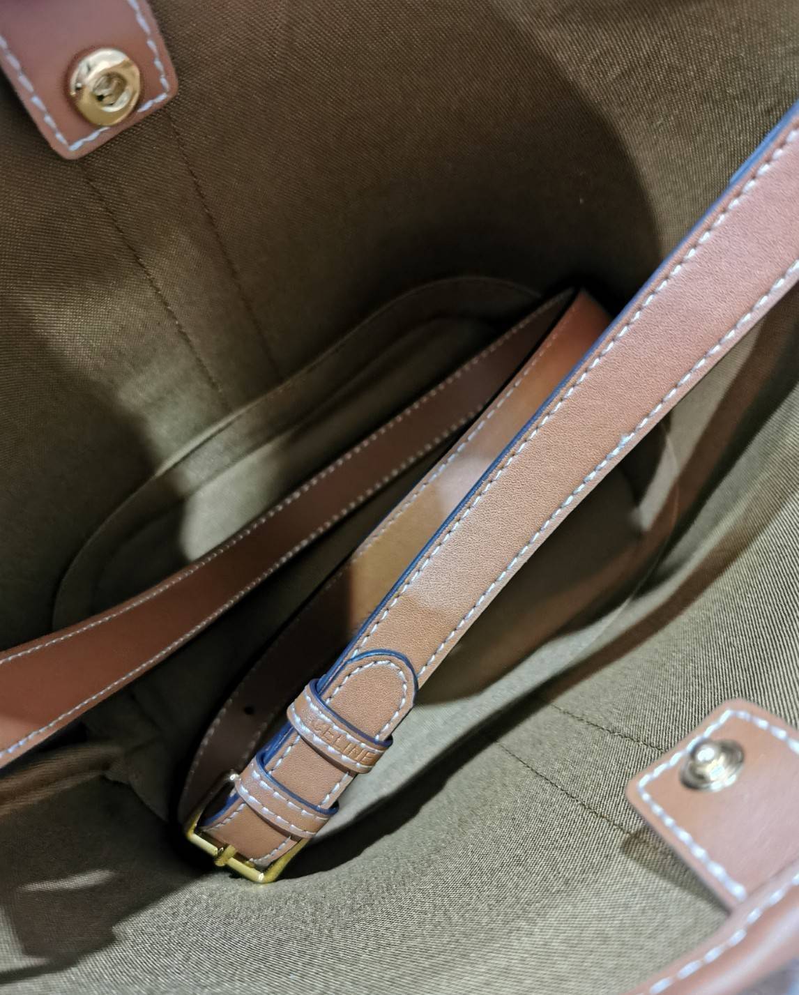 CELINE BUCKET BAG VIP GIFT WITH PURCHASE (GWP) พรีเมี่ยมกิ๊ฟ Limited Edition จาก CELINE HAUTEPARFUME DUTYFREE COUNTER วัสดุ TRIOMPHE CANVAS ดีไซน์สวยคลาสสิคไม่มีเอ้าท์เปิดปิดด้วยกระดุมภายในโล่งกว้างและจุมากสามารถใส่กระเป๋าสตางค์ กล้อง มือถือ ของใช้ได้เยอะ