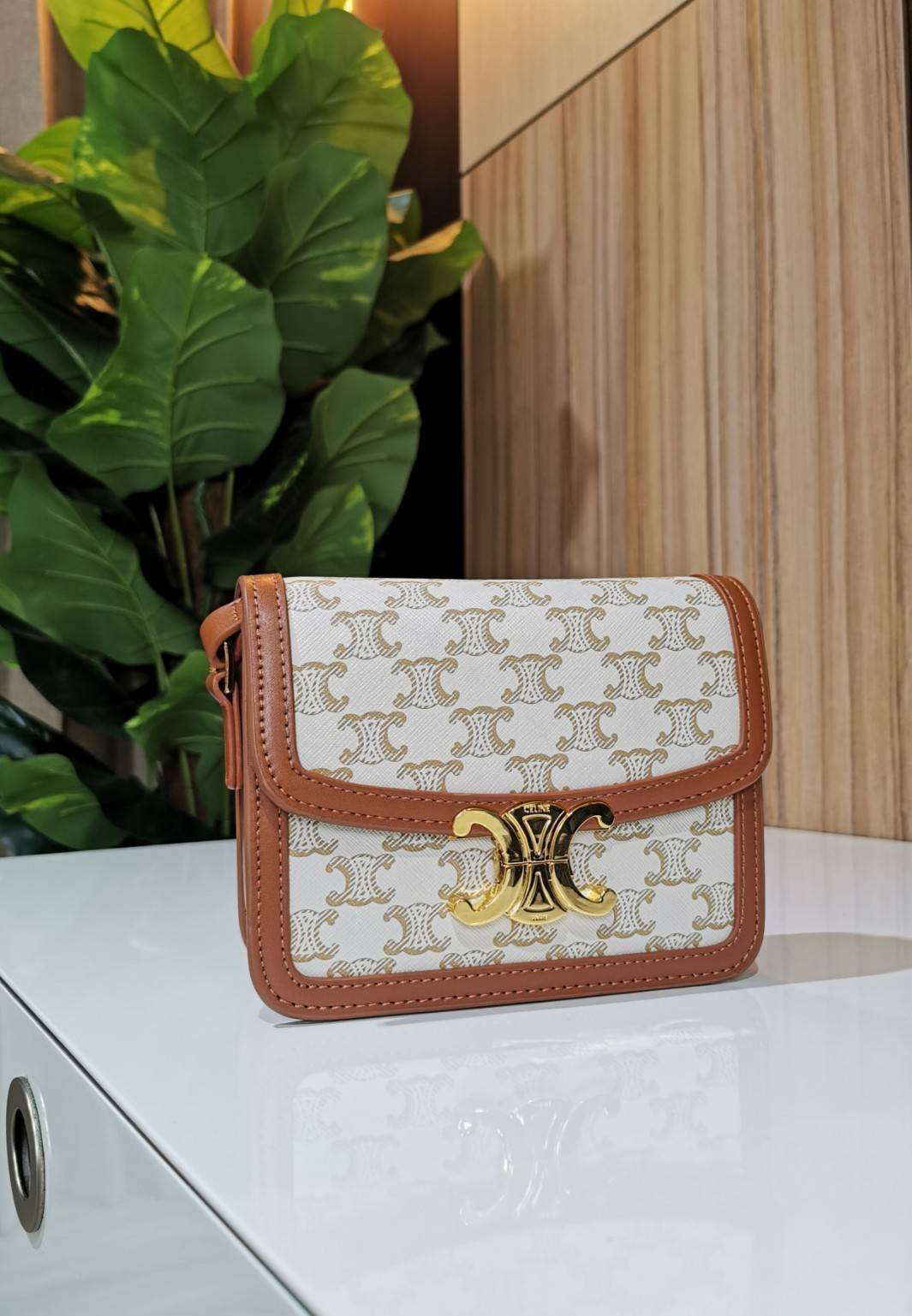 CELINE TRIOMPHE CROSSBODY BAG VIP GIFT WITH PURCHASE-GWP พรีเมี่ยมกิ๊ฟ Limited Edition จาก CELINE PERFUME DUTY FREE COUNTER วัสดุ TRIOMPHE CANVAS & LEATHER ดีไซน์ยอดนิยมสไตล์สาว LISA