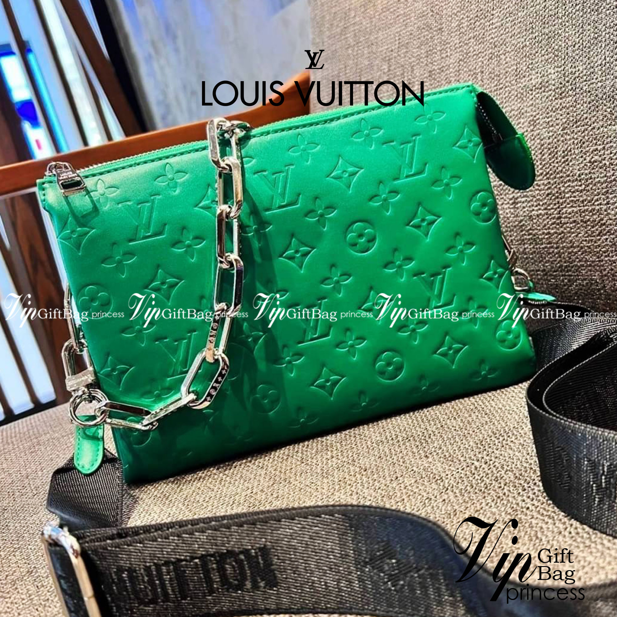 LV HANDLE POUCH MONOGRAM กระเป๋าสะพายกึ่งคลัชท์ สุดล้ำ ใหม่ล่าสุดมาแรงมาก ด้วยความสวยปังตั้งแต่แรกเห็น วัสดุหนังแกะปั๊มลายสวยคม มาพร้อมสาย 2 เส้น เลิศๆ มีสายโซ่ที่มีดีเทลละเอียดไม่ซ้ำ และสายสปอร์ตครอสบอดี้ ที่จะคล้องไว้ทั้งสองเส้นก็ดีงาม หรือสลับใช้ตามลุค