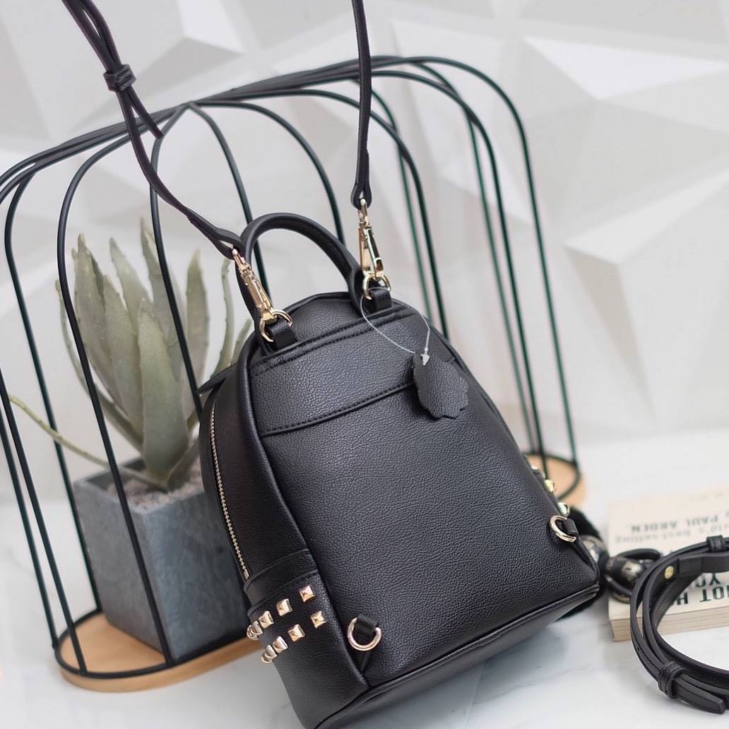 รุ่นใหม่ล่าสุด งานสวยมากๆ การันตีเลย จาก แบรนด์ KEEP รุ่น Duo Sister backpack 🎒 >กระเป๋า หนังวัวแท้ฟอกนาโนเนื้อดี นิ่มมาก ลายหนังชัด ทนทานคะ >น้ำหนักเบา ดีไซด์ ทันสมัย เข้าได้กับทุกชุด >ภายในตัวกระเป๋ามีช่องเก็บของจุกจิก 2 ด้าน กว้าง บุด้