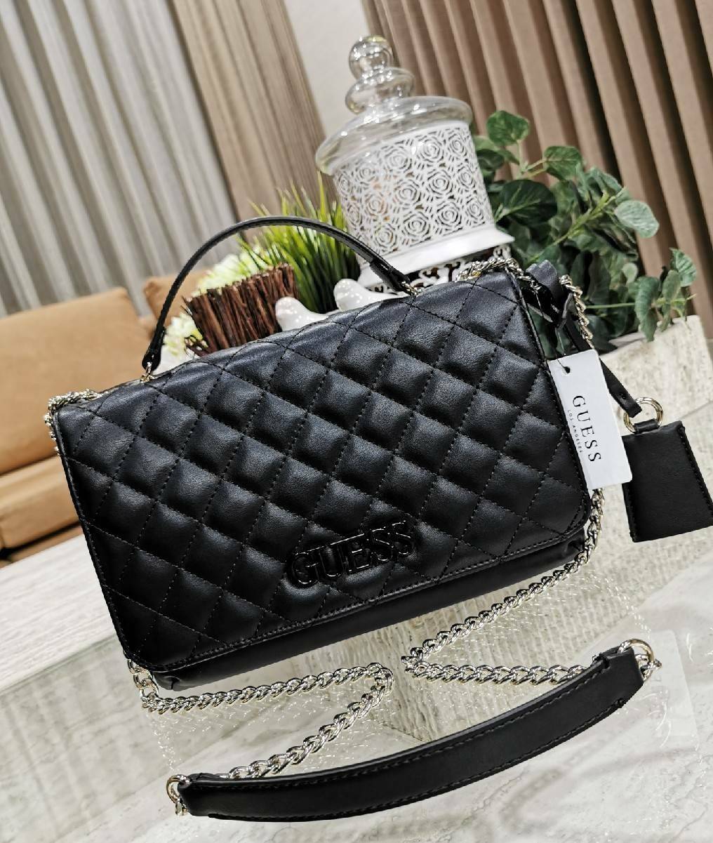 GUESS CROSSBODY BAG กระเป๋าสะพายรุ่นใหม่ล่าสุดทรงเหลี่ยมหนังนิ่มสวยเดินเส้นลายตารางอยู่ทรงด้านหน้าประดับโลโก้ GUESS สวยดูมีเปิดปิดด้วยฝาปิด ภายในมีช่องแบ่งสองช่องเป็นสัดส่วนใส่กระเป๋าสตางค์ใบยาว มือถือ ของจุกจิกได้เยอะ พร้อมสายสะพายโซ่ต่อหนังจะเลื่อนใช้สา